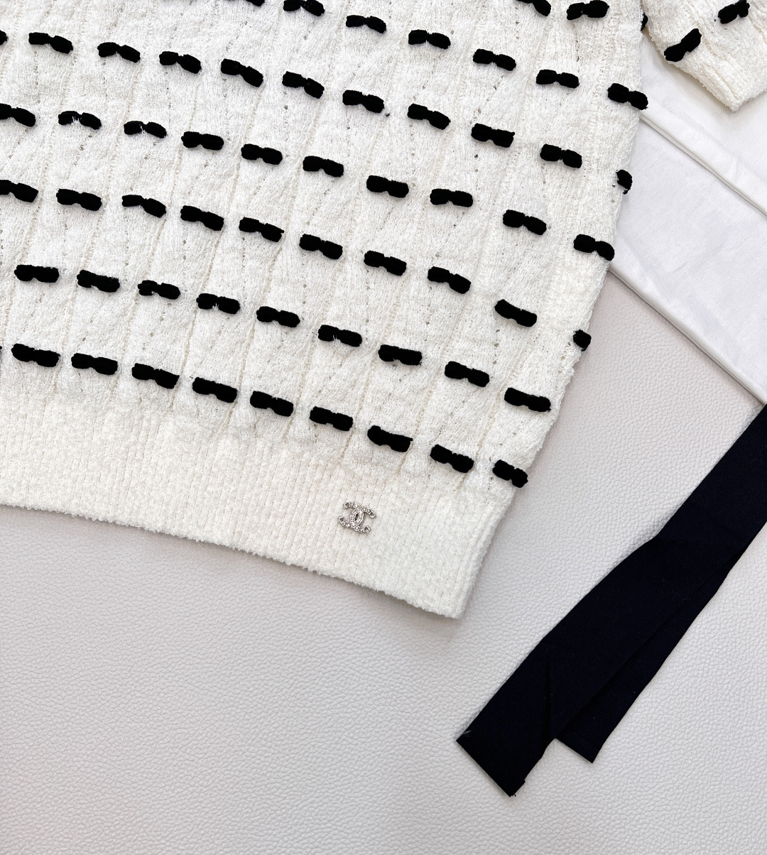 🆕Chanel新款蝴蝶结针织短袖，定制YB羊毛纱线织造，质感高级舒适，套头针织短袖剪裁，通体横向穿插对比