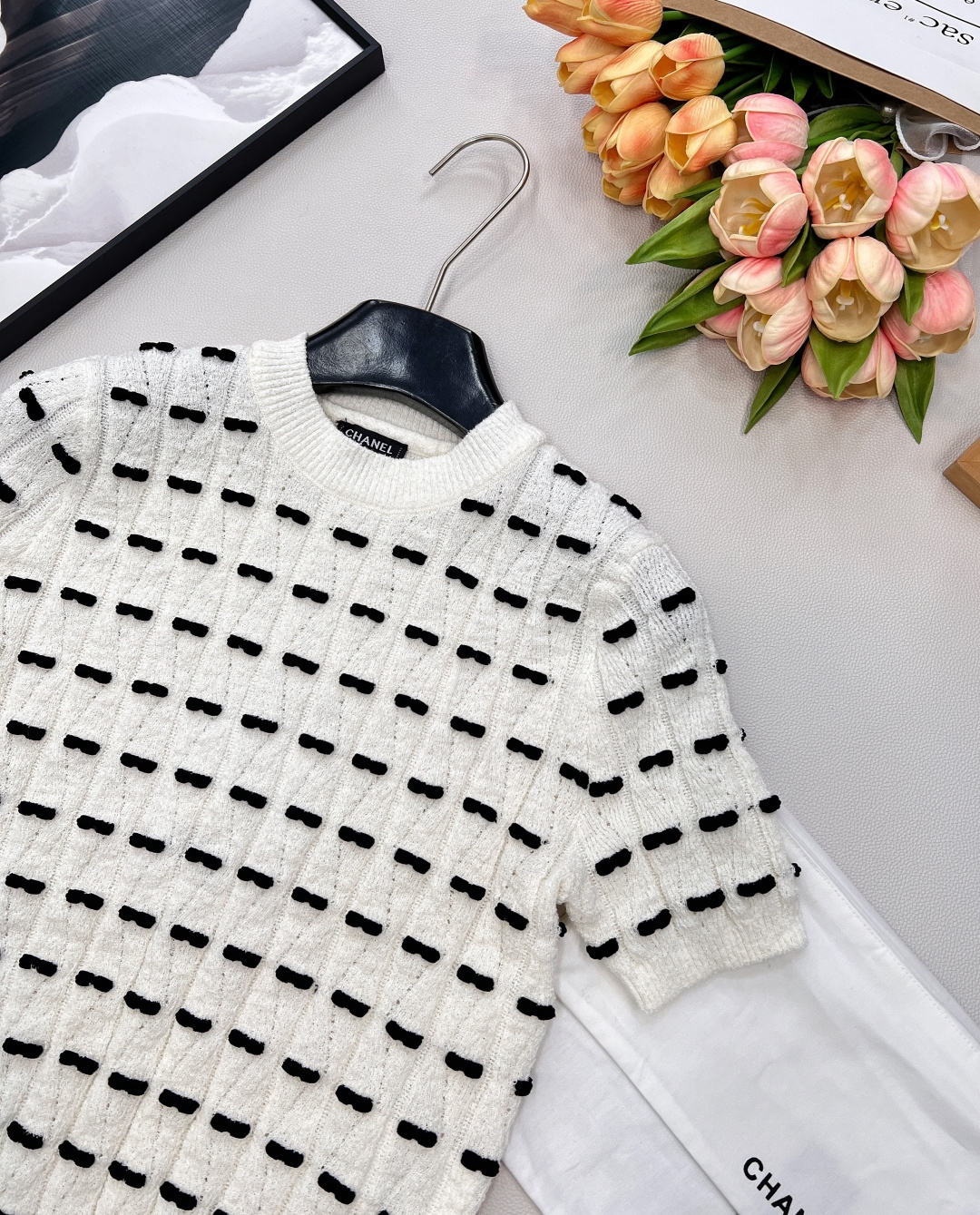 🆕Chanel新款蝴蝶结针织短袖，定制YB羊毛纱线织造，质感高级舒适，套头针织短袖剪裁，通体横向穿插对比