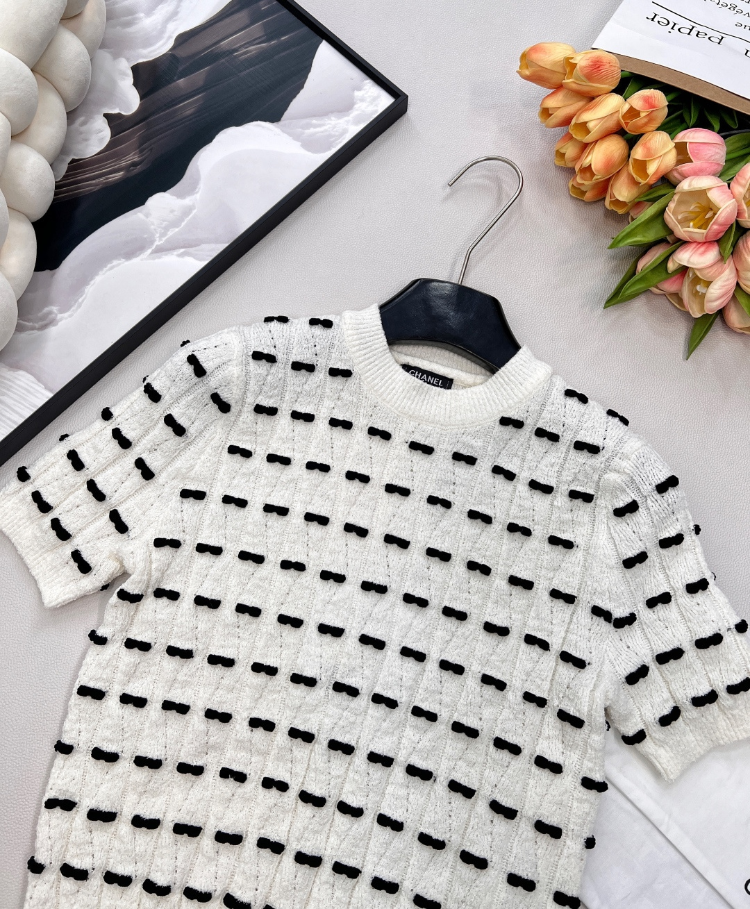 🆕Chanel新款蝴蝶结针织短袖，定制YB羊毛纱线织造，质感高级舒适，套头针织短袖剪裁，通体横向穿插对比