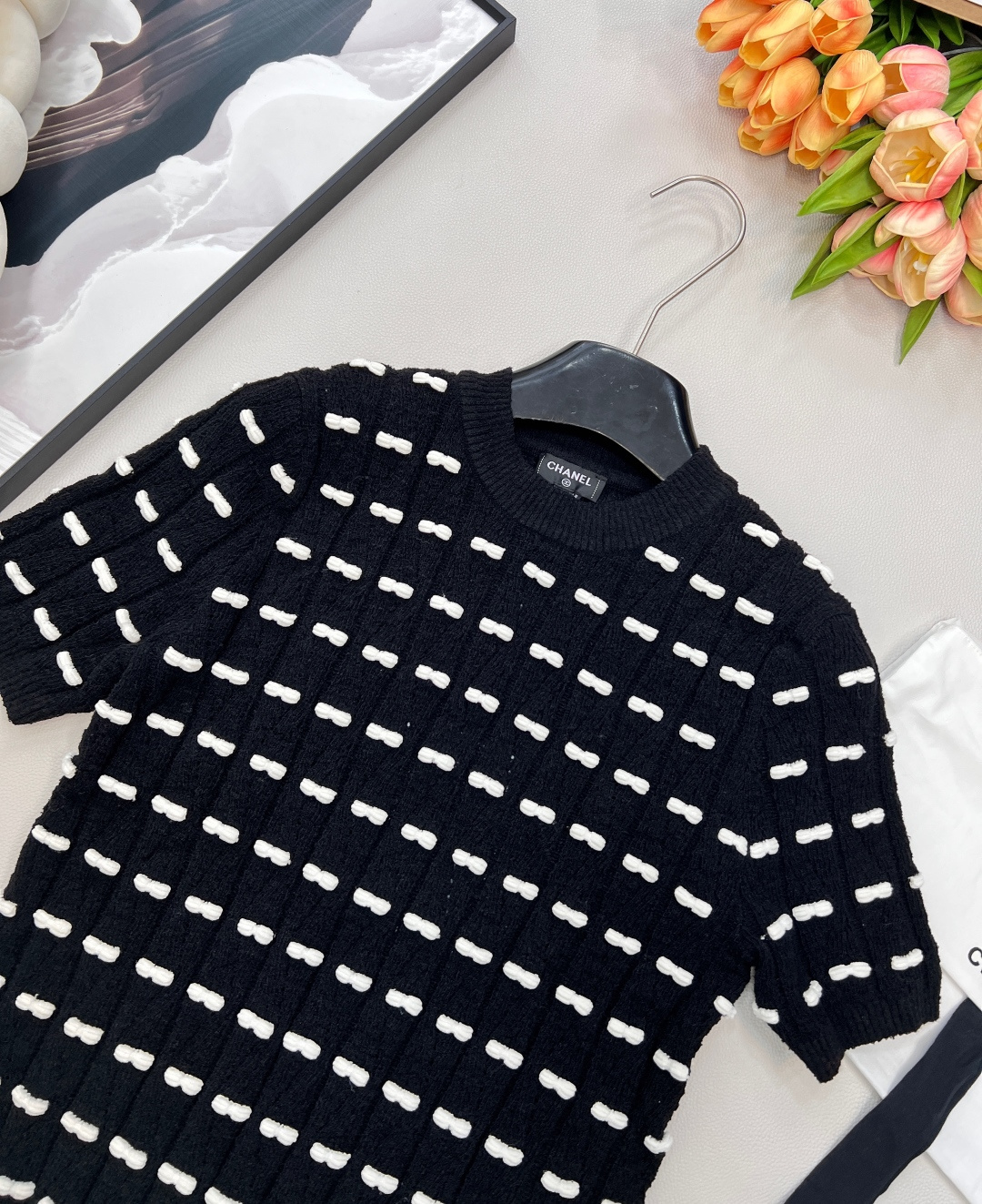 🆕Chanel新款蝴蝶结针织短袖，定制YB羊毛纱线织造，质感高级舒适，套头针织短袖剪裁，通体横向穿插对比
