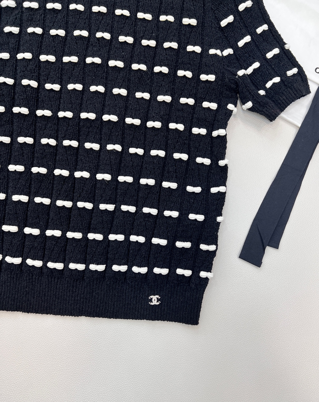 🆕Chanel新款蝴蝶结针织短袖，定制YB羊毛纱线织造，质感高级舒适，套头针织短袖剪裁，通体横向穿插对比