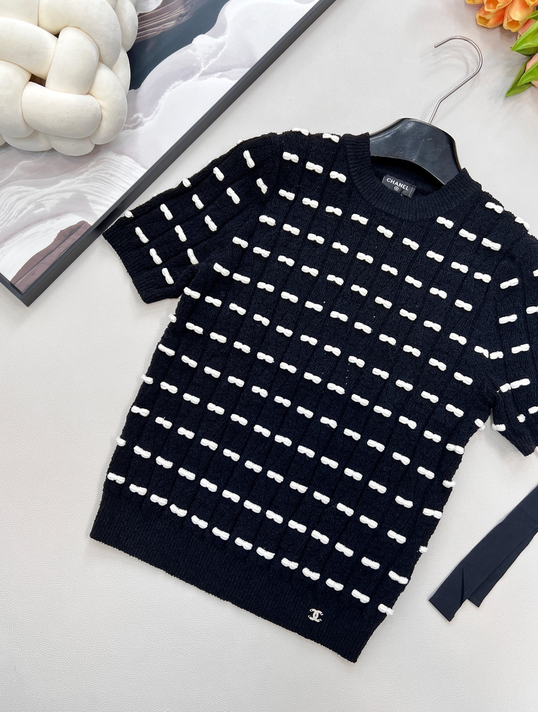 🆕Chanel新款蝴蝶结针织短袖，定制YB羊毛纱线织造，质感高级舒适，套头针织短袖剪裁，通体横向穿插对比