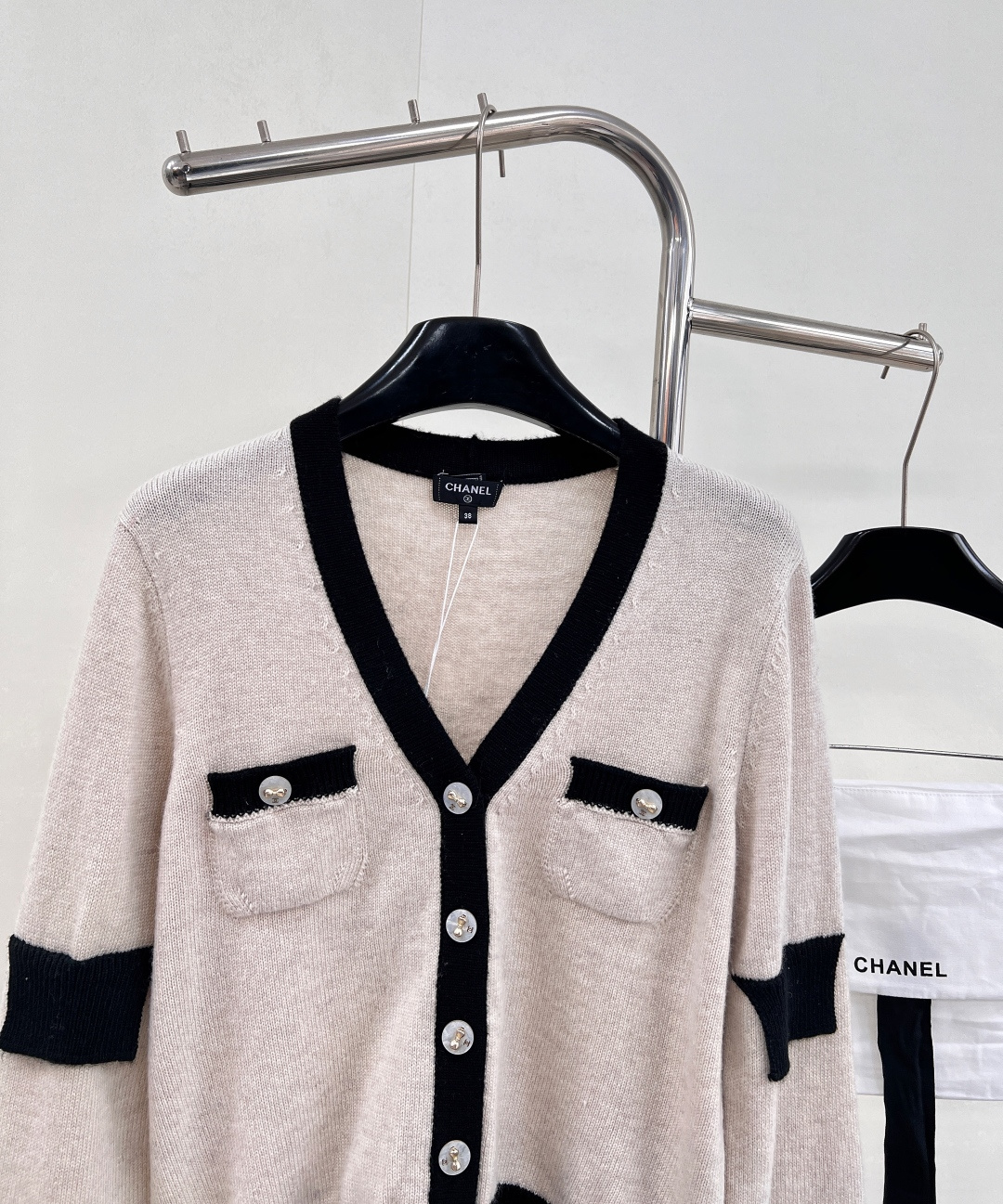 🆕Chanel新款黑白撞色口袋V领针织开衫，定制YB羊绒纱线织造，质感光泽，柔软亲肤，针织开衫版型，肌理