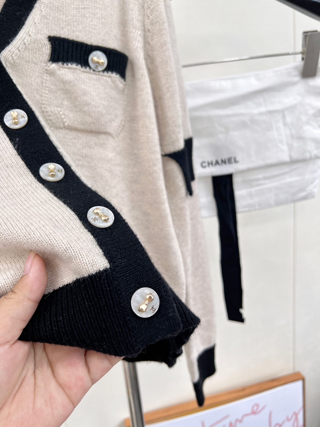 🆕Chanel新款黑白撞色口袋V领针织开衫，定制YB羊绒纱线织造，质感光泽，柔软亲肤，针织开衫版型，肌理