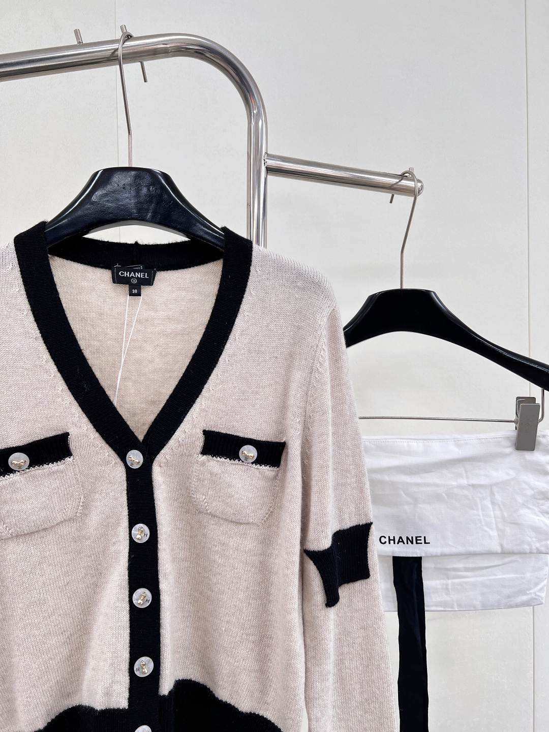 🆕Chanel新款黑白撞色口袋V领针织开衫，定制YB羊绒纱线织造，质感光泽，柔软亲肤，针织开衫版型，肌理