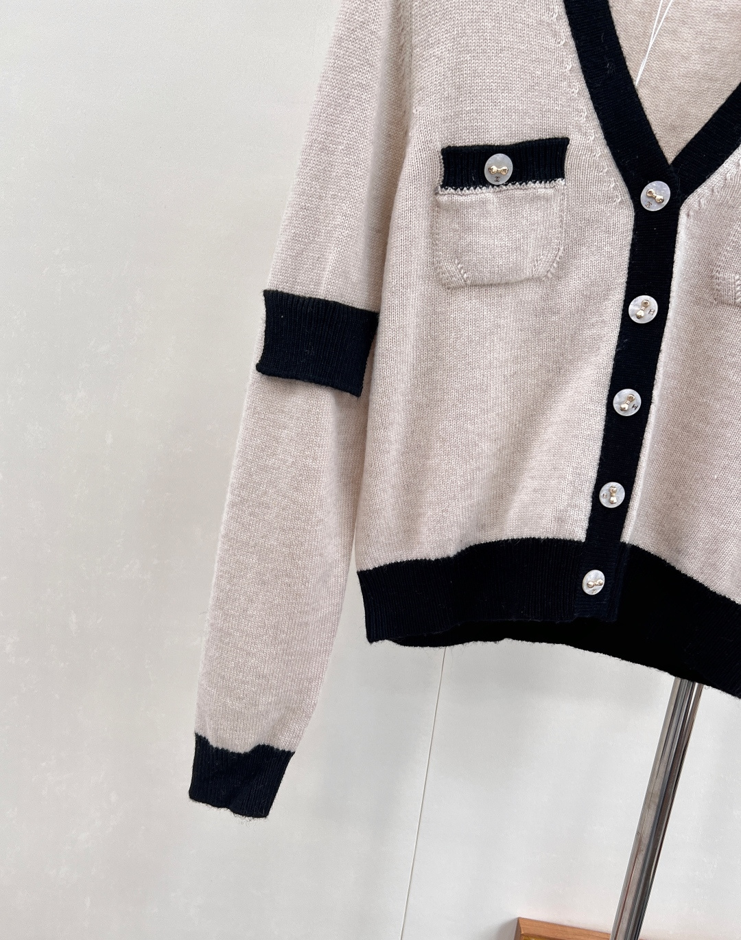 🆕Chanel新款黑白撞色口袋V领针织开衫，定制YB羊绒纱线织造，质感光泽，柔软亲肤，针织开衫版型，肌理