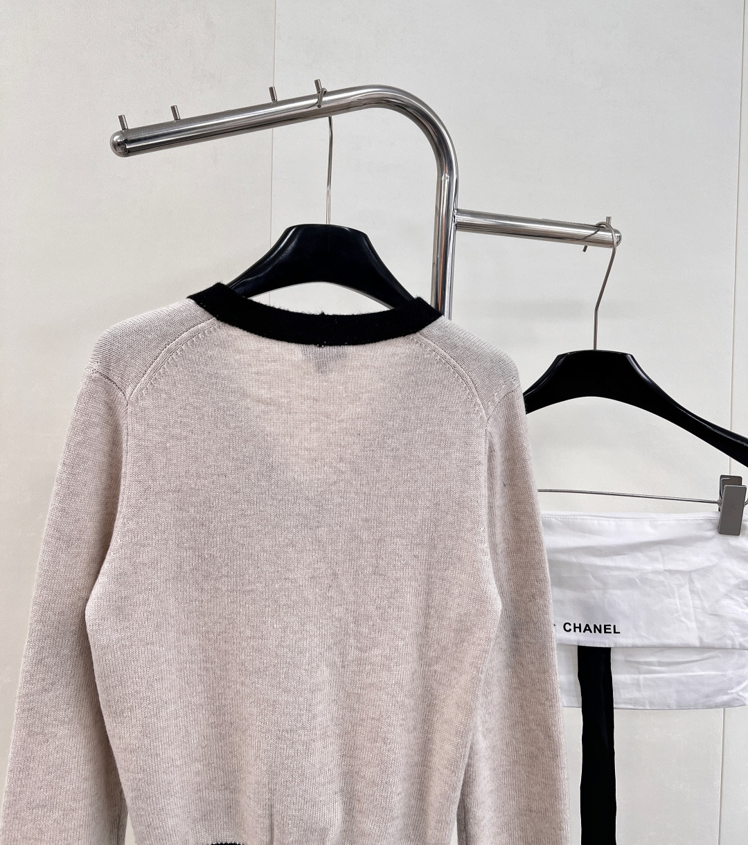🆕Chanel新款黑白撞色口袋V领针织开衫，定制YB羊绒纱线织造，质感光泽，柔软亲肤，针织开衫版型，肌理