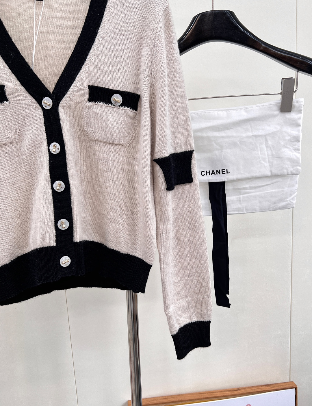 🆕Chanel新款黑白撞色口袋V领针织开衫，定制YB羊绒纱线织造，质感光泽，柔软亲肤，针织开衫版型，肌理