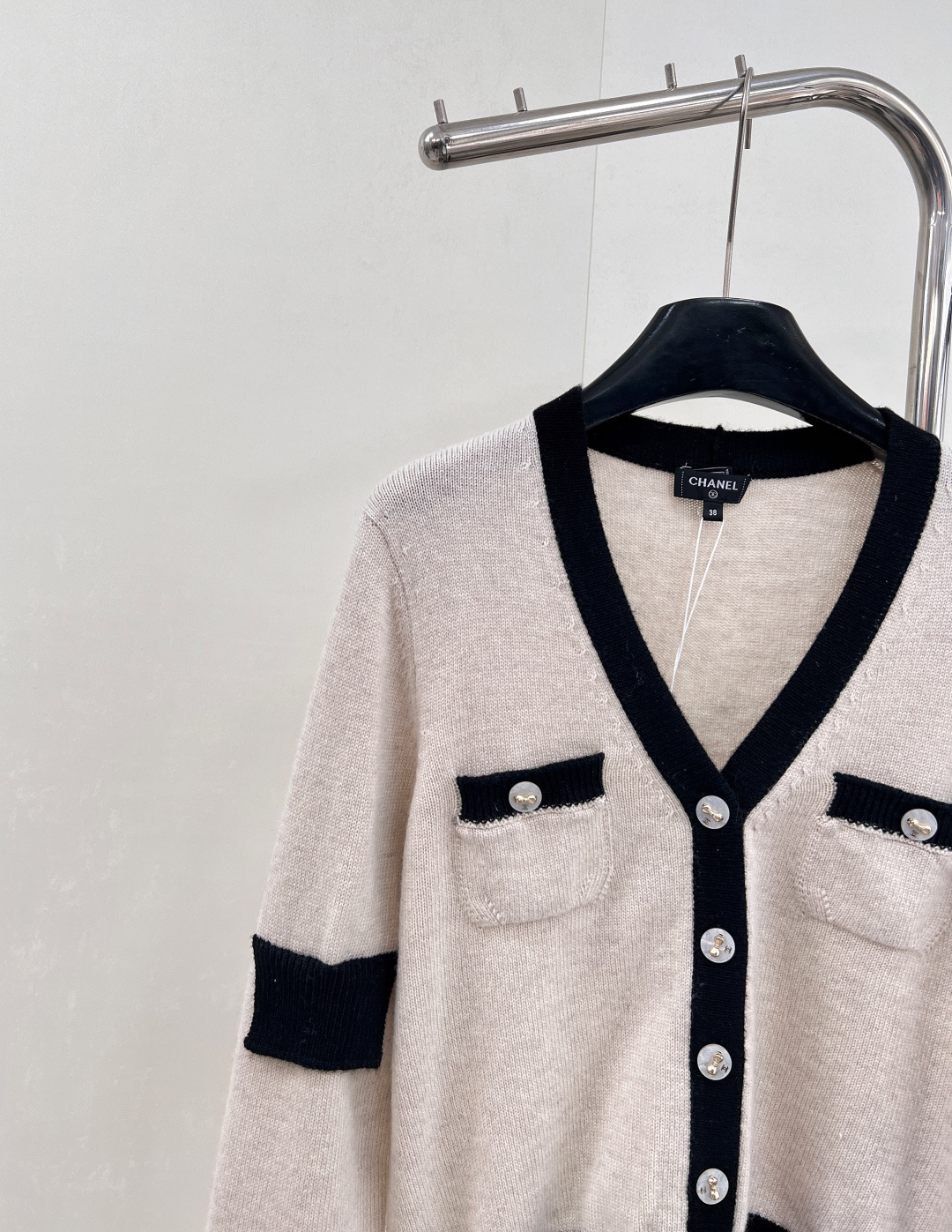 🆕Chanel新款黑白撞色口袋V领针织开衫，定制YB羊绒纱线织造，质感光泽，柔软亲肤，针织开衫版型，肌理