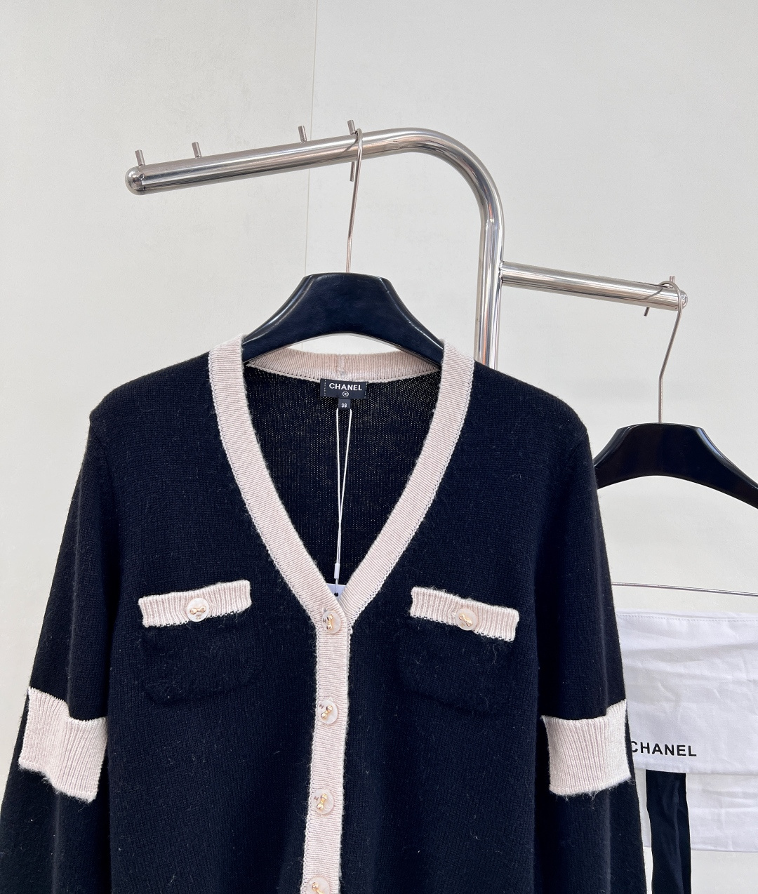 🆕Chanel新款黑白撞色口袋V领针织开衫，定制YB羊绒纱线织造，质感光泽，柔软亲肤，针织开衫版型，肌理
