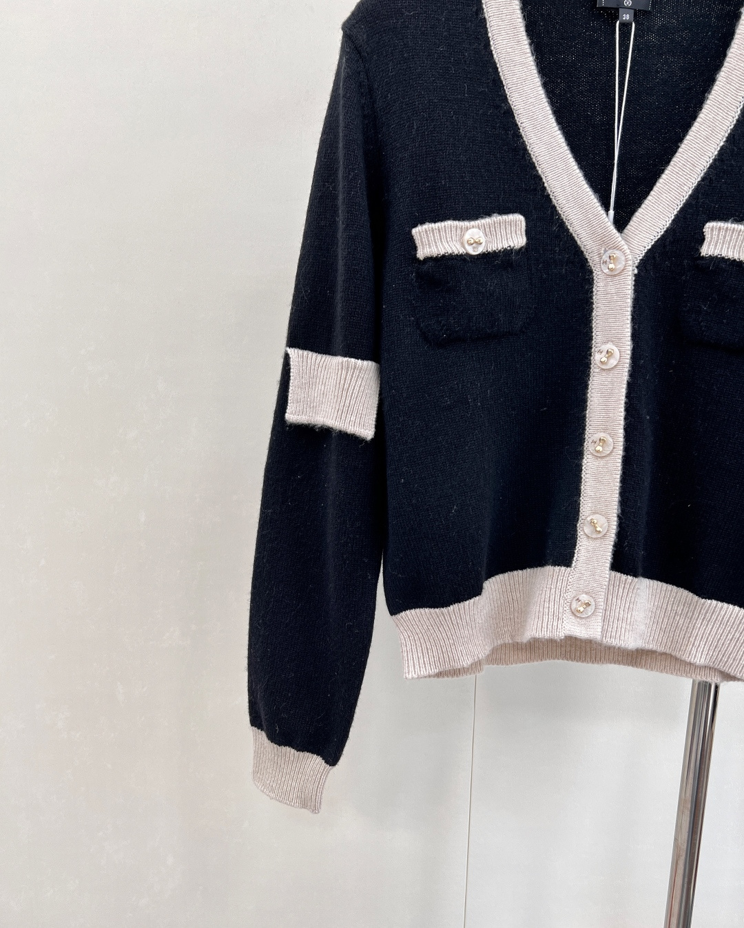 🆕Chanel新款黑白撞色口袋V领针织开衫，定制YB羊绒纱线织造，质感光泽，柔软亲肤，针织开衫版型，肌理