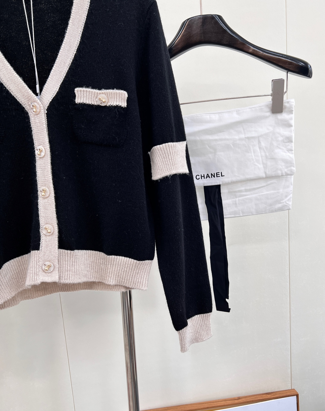 🆕Chanel新款黑白撞色口袋V领针织开衫，定制YB羊绒纱线织造，质感光泽，柔软亲肤，针织开衫版型，肌理