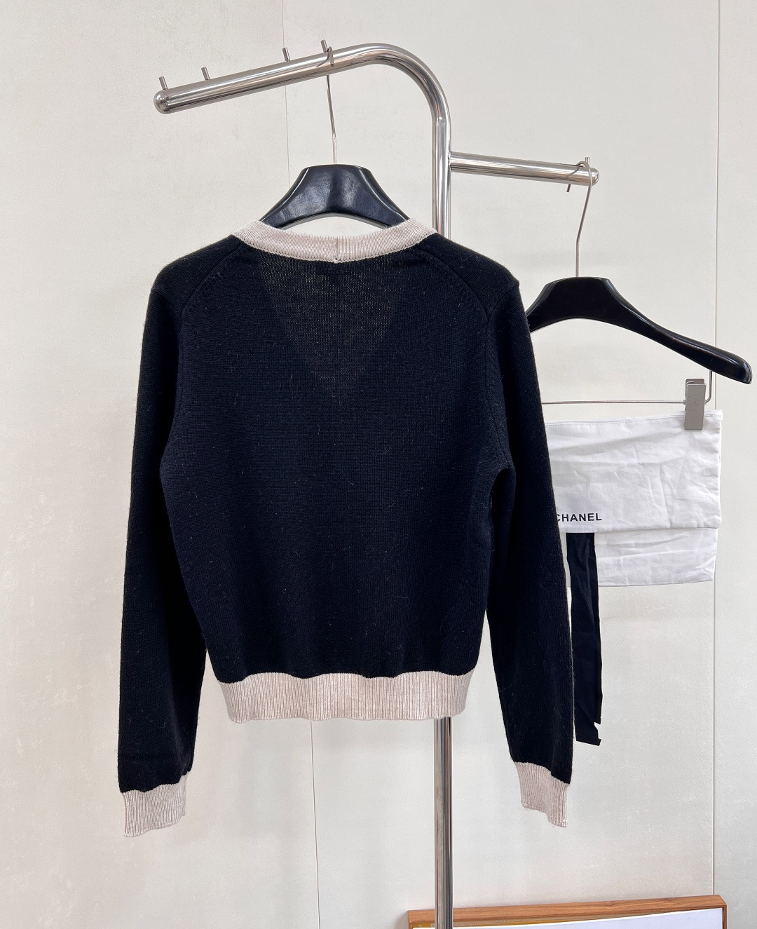 🆕Chanel新款黑白撞色口袋V领针织开衫，定制YB羊绒纱线织造，质感光泽，柔软亲肤，针织开衫版型，肌理
