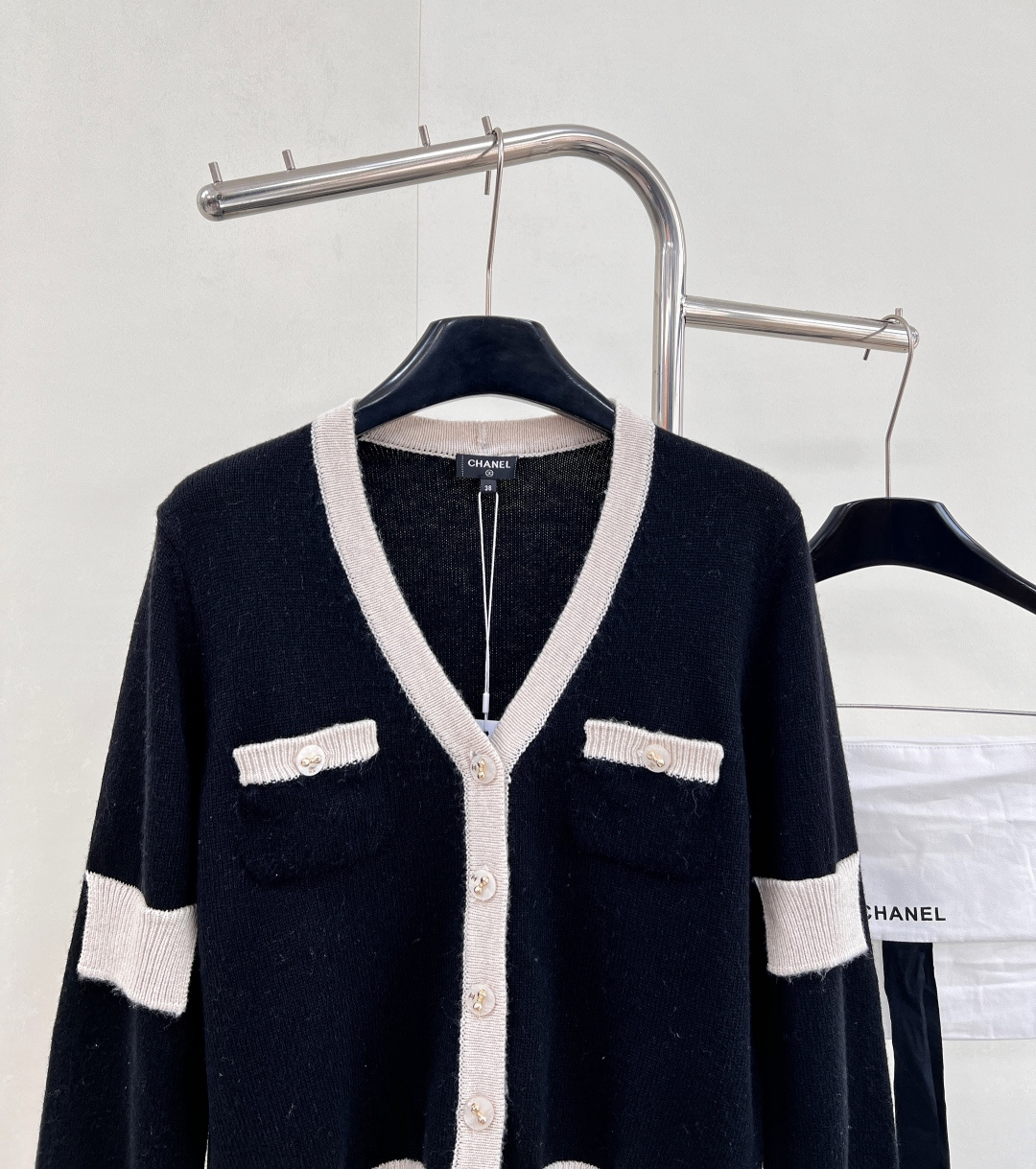 🆕Chanel新款黑白撞色口袋V领针织开衫，定制YB羊绒纱线织造，质感光泽，柔软亲肤，针织开衫版型，肌理