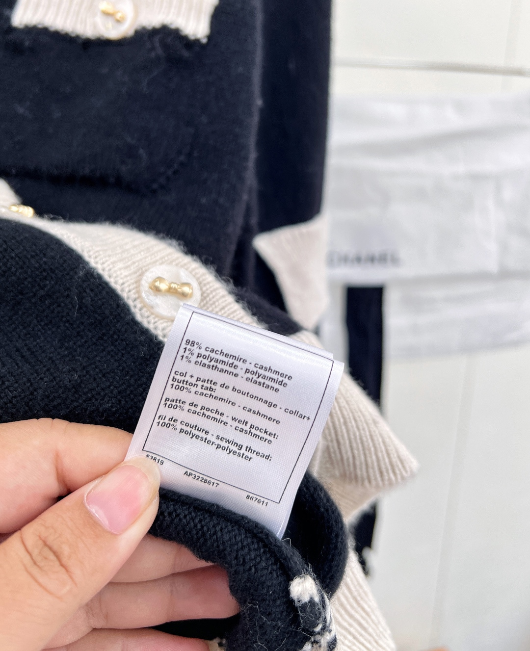 🆕Chanel新款黑白撞色口袋V领针织开衫，定制YB羊绒纱线织造，质感光泽，柔软亲肤，针织开衫版型，肌理