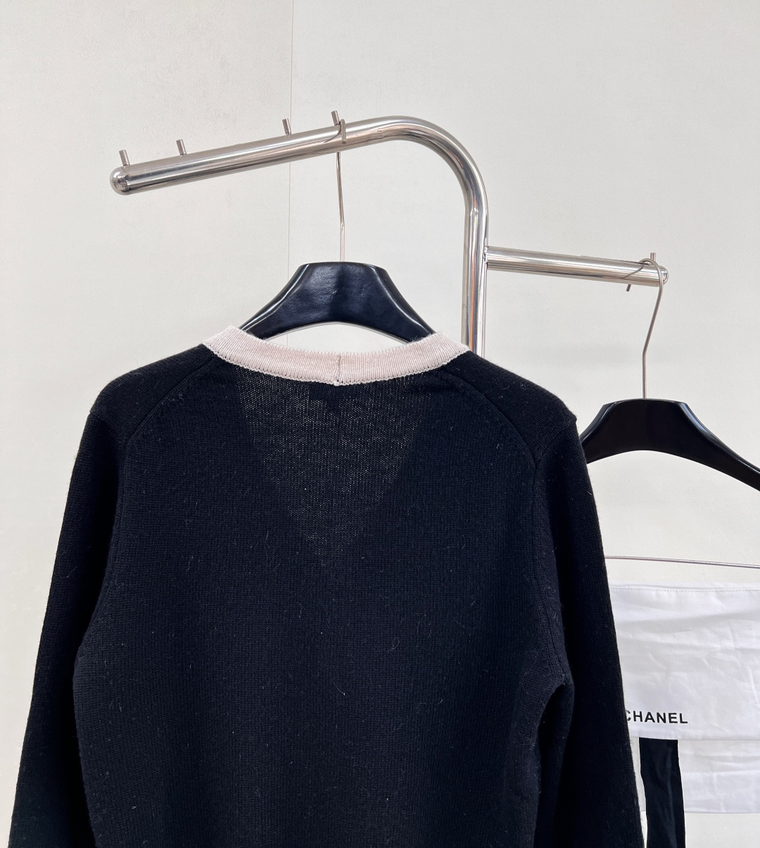 🆕Chanel新款黑白撞色口袋V领针织开衫，定制YB羊绒纱线织造，质感光泽，柔软亲肤，针织开衫版型，肌理