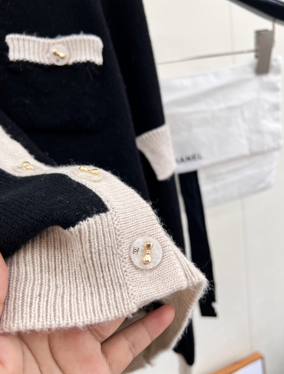 🆕Chanel新款黑白撞色口袋V领针织开衫，定制YB羊绒纱线织造，质感光泽，柔软亲肤，针织开衫版型，肌理