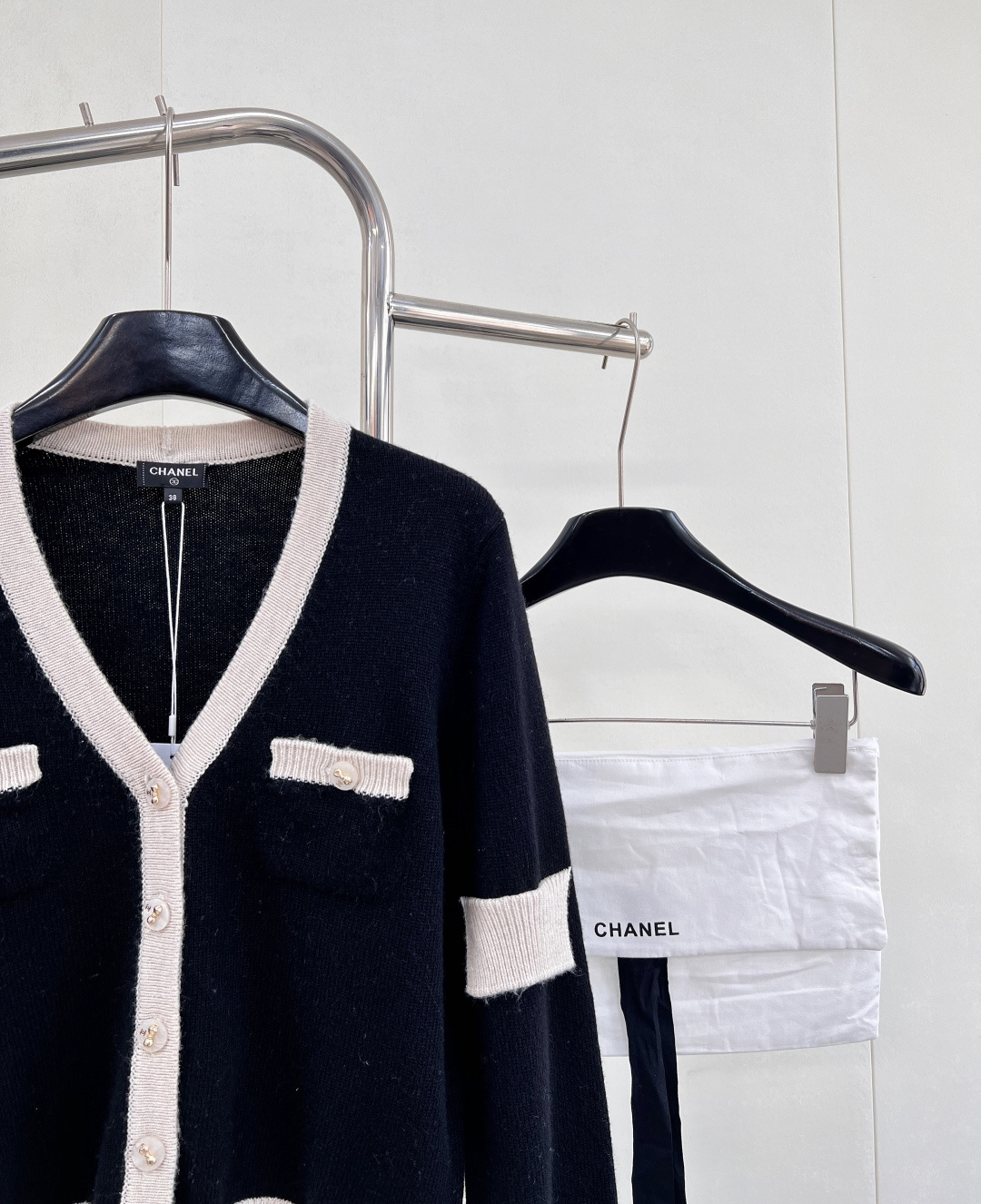 🆕Chanel新款黑白撞色口袋V领针织开衫，定制YB羊绒纱线织造，质感光泽，柔软亲肤，针织开衫版型，肌理