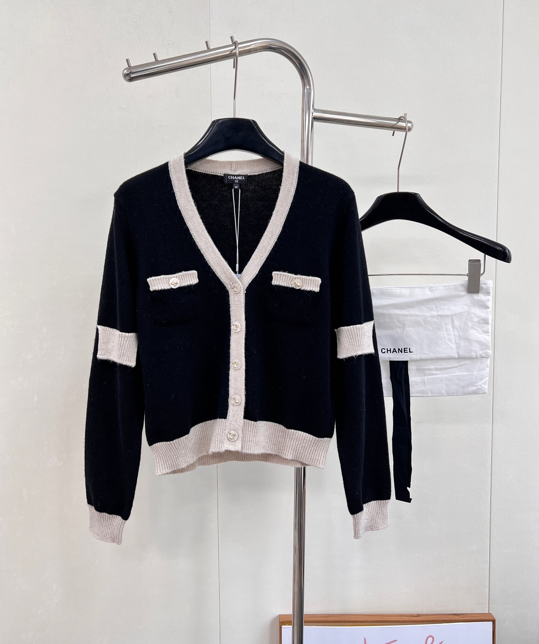 NO:562100,Chanel2025 new black and white contrast pocket V-neck knitted cardigan, custom YB cashmere yarn weaving, glossy texture, soft and skin-friendly, knitted cardigan version, loose texture without losing fashion sense, whole body edging with contrasting color treatment, multiple pockets on the garment echo the upper edge, whole body elastic thread tightening, with round buckle luster and double C letter logo decoration, showing a playful age-reducing style, elegant temperament, the first choice for daily wear. Customized surface accessories are equipped with exquisite lace dust bag  Look for the correct version, complete with three standards, two colors, size sml code H, chanel, alexander wang19860909Chanel2025新款黑白撞色口袋V领针织开衫,定制YB羊绒纱线织造,质感光泽,柔软亲肤,针织开衫版型,肌理松弛不失时尚感,通体包边以撞色处理,成衣多口袋上缘呼应,通体弹力螺纹收紧,配合圆扣光泽和双C字母徽标装饰,展现俏皮减龄风格,气质大方,日常穿搭首选.定制面辅料 配有精致系带防尘袋 认准版本,三标齐全,两色出 尺码sml 编码H,,chanel,alexander wang,Women's clothing