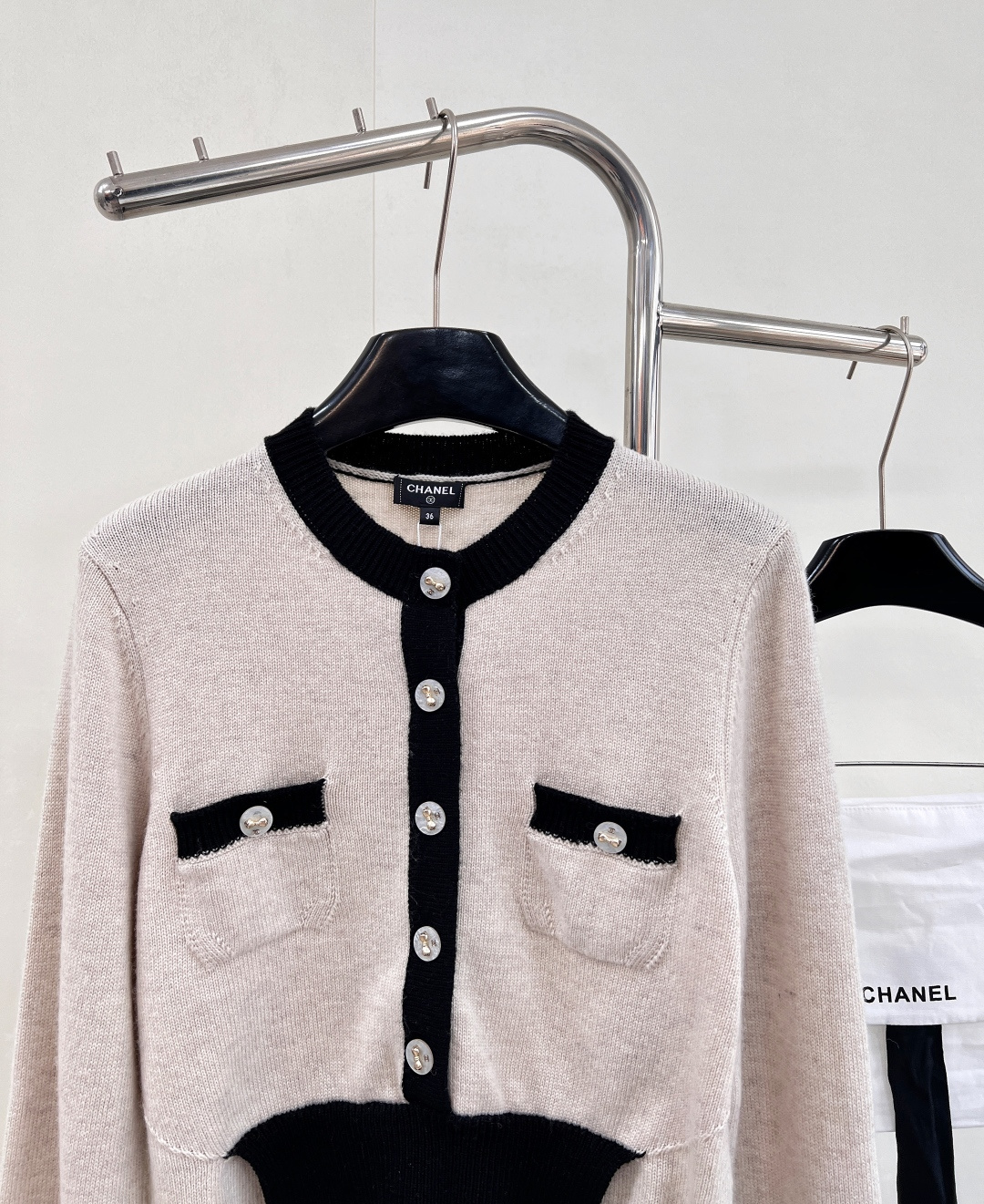🆕Chanel新款撞色口袋针织长袖，定制YB羊绒纱线织造，质感光泽，柔软亲肤，圆领针织套头上衣，肌理松弛