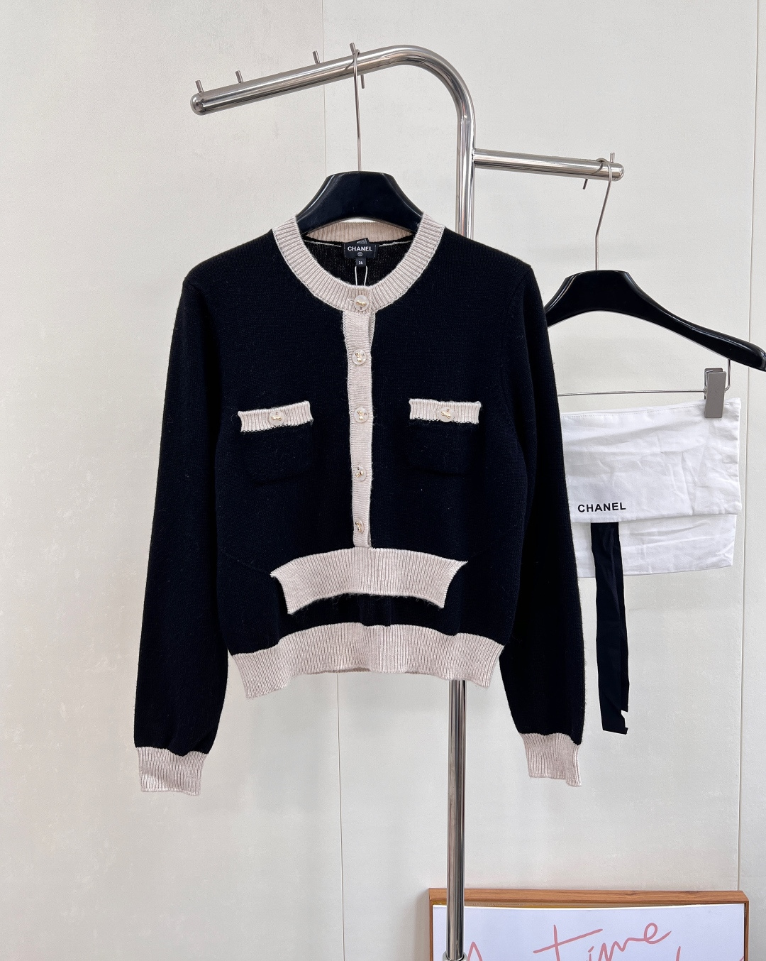 NO:562084,Chanel2025 new contrast pocket knitted long sleeves, custom YB cashmere yarn weaving, glossy texture, soft and skin-friendly, round neck knitted pullover top, loose texture yet fashionable, top buttons are semi-opened, body edges are wrapped in contrasting colors, the upper edge of the pocket echoes, elastic thread tightening throughout, and round buckle glossy logo decoration, showing a playful age-reducing style and elegant style. Equipped with a sophisticated dust bag with laces and customized surface accessories  , complete three standards, two colors, size sml code, chanel, alexander wang19860909Chanel2025新款撞色口袋针织长袖,定制YB羊绒纱线织造,质感光泽,柔软亲肤,圆领针织套头上衣,肌理松弛不失时尚感,上衣纽扣半开襟处理,大身包边以撞色处理,口袋上缘呼应,通体弹力螺纹收紧,配合圆扣光泽徽标装饰,展现俏皮减龄风格,穿搭优雅气质.配有系带精致防尘袋,定制面辅料 ,三标齐全,两色出 尺码sml 编码,,chanel,alexander wang,Women's clothing