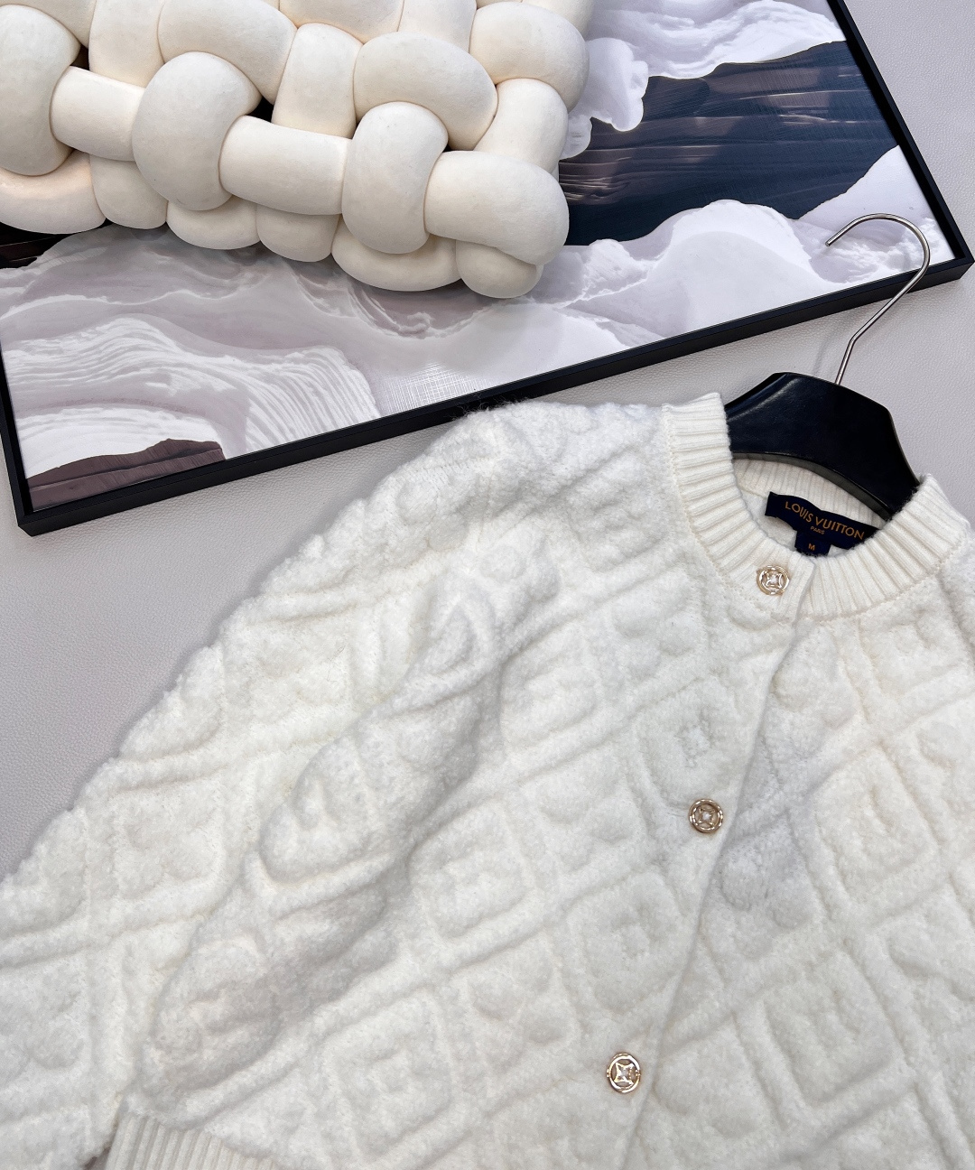 🆕Louis Vuitton新款老花提花针织开衫，定制YB羊绒羊毛纱线织造，提花工艺处理，呈现立体凹凸造