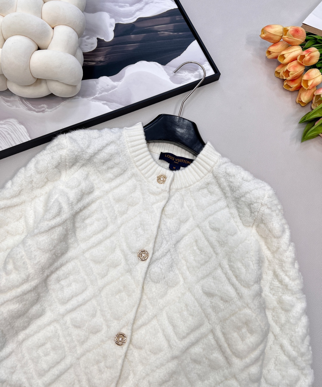 🆕Louis Vuitton新款老花提花针织开衫，定制YB羊绒羊毛纱线织造，提花工艺处理，呈现立体凹凸造