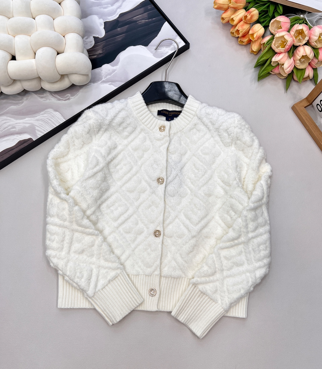 🆕Louis Vuitton新款老花提花针织开衫，定制YB羊绒羊毛纱线织造，提花工艺处理，呈现立体凹凸造