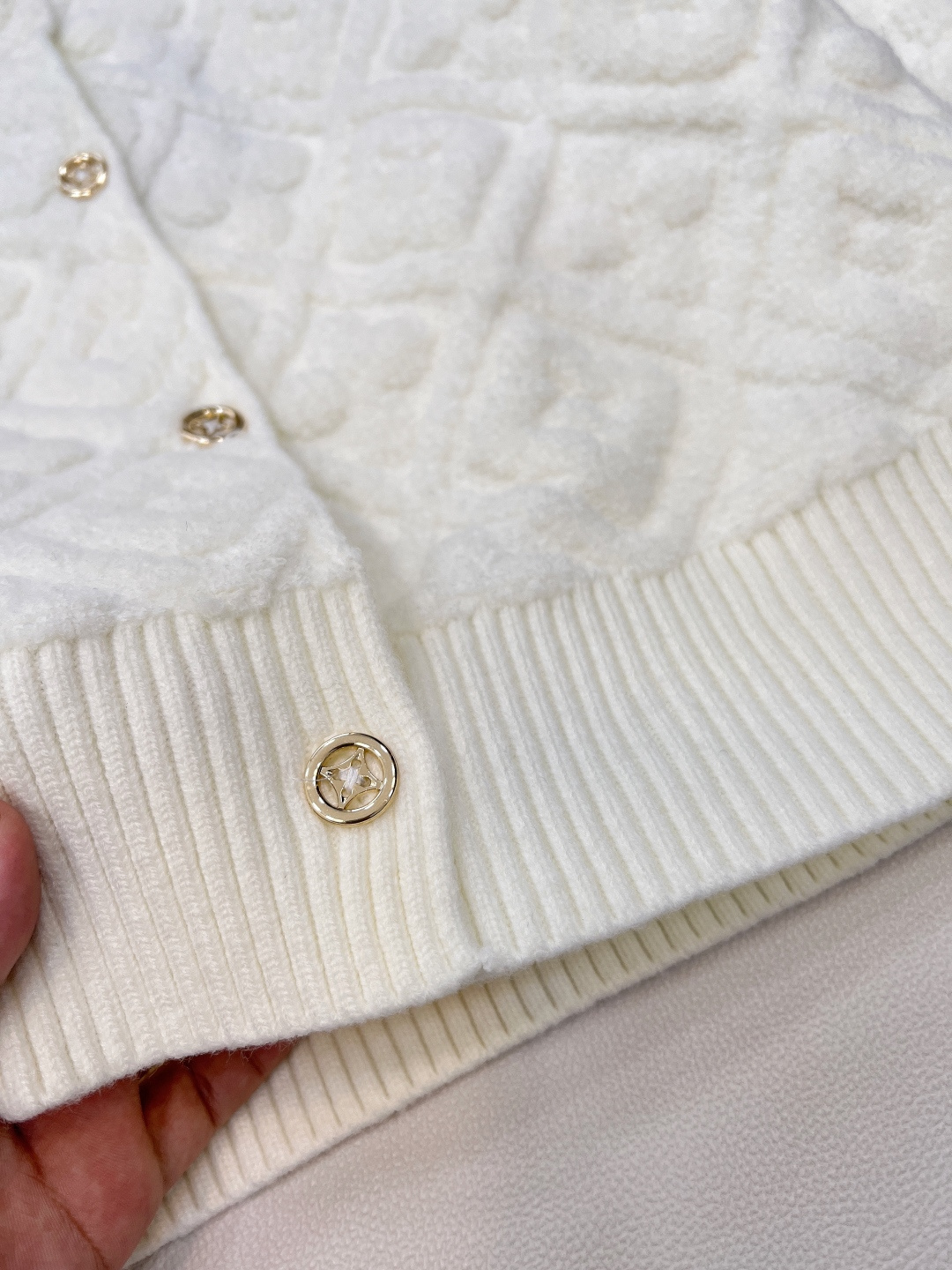 🆕Louis Vuitton新款老花提花针织开衫，定制YB羊绒羊毛纱线织造，提花工艺处理，呈现立体凹凸造