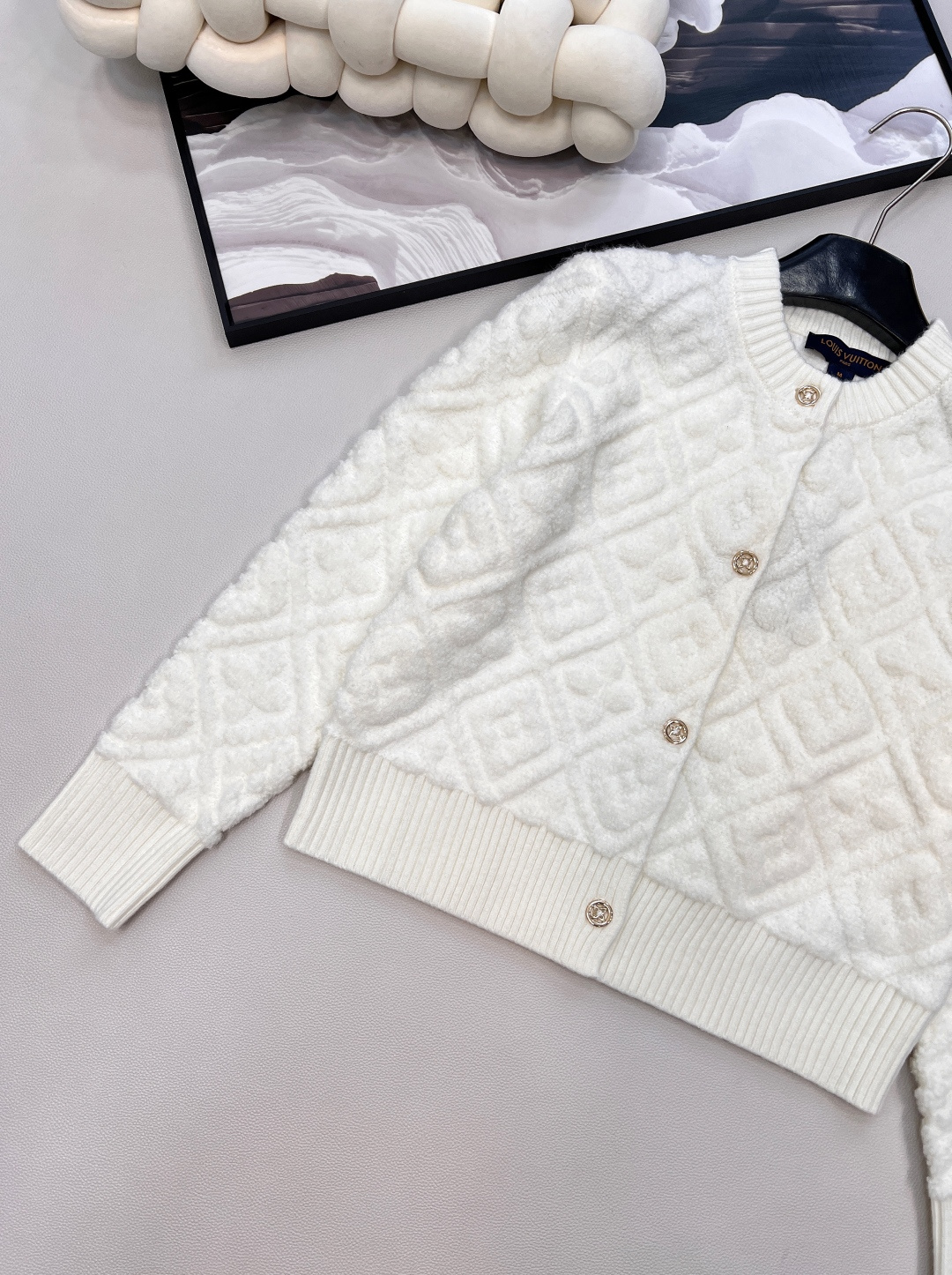 🆕Louis Vuitton新款老花提花针织开衫，定制YB羊绒羊毛纱线织造，提花工艺处理，呈现立体凹凸造