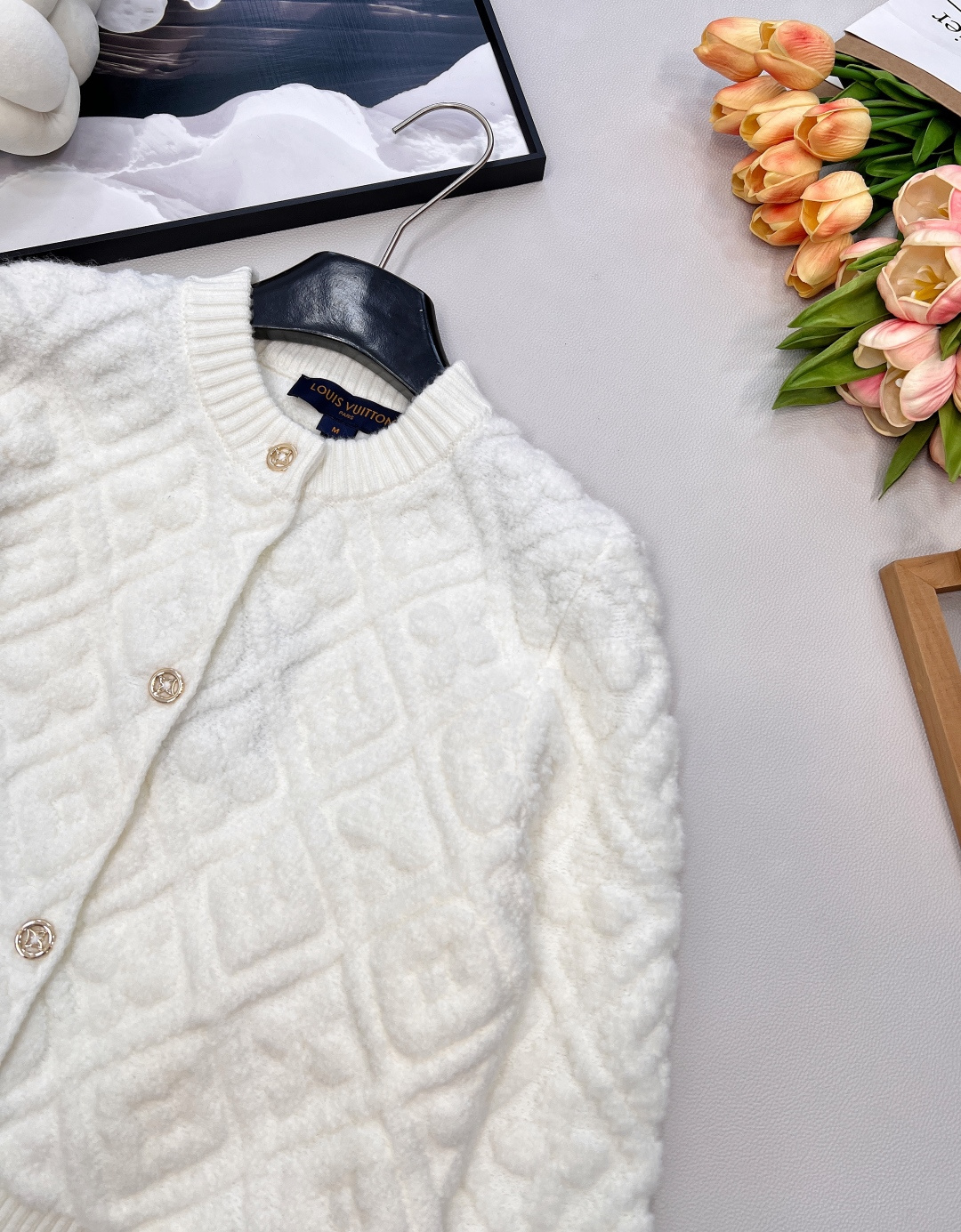 🆕Louis Vuitton新款老花提花针织开衫，定制YB羊绒羊毛纱线织造，提花工艺处理，呈现立体凹凸造