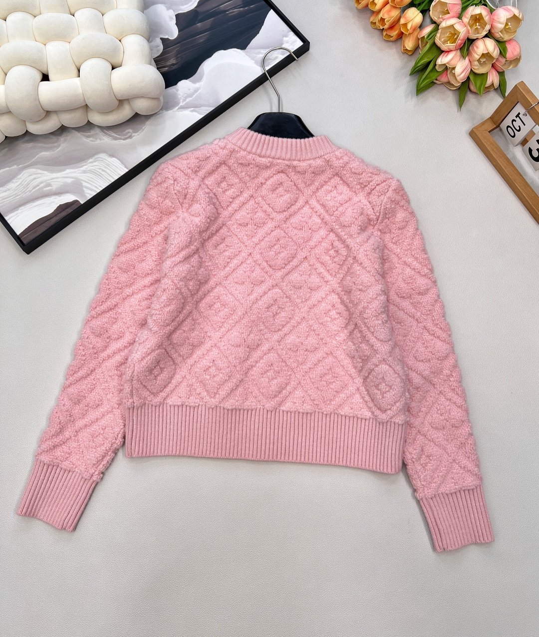 🆕Louis Vuitton新款老花提花针织开衫，定制YB羊绒羊毛纱线织造，提花工艺处理，呈现立体凹凸造