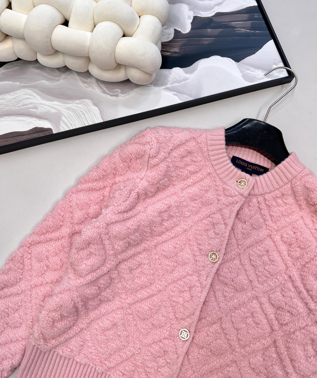 🆕Louis Vuitton新款老花提花针织开衫，定制YB羊绒羊毛纱线织造，提花工艺处理，呈现立体凹凸造