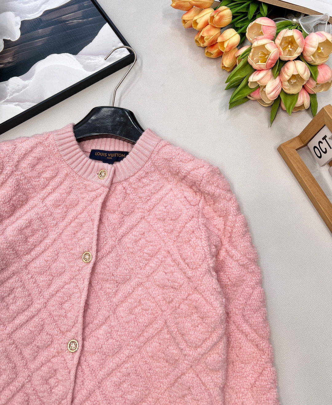 🆕Louis Vuitton新款老花提花针织开衫，定制YB羊绒羊毛纱线织造，提花工艺处理，呈现立体凹凸造