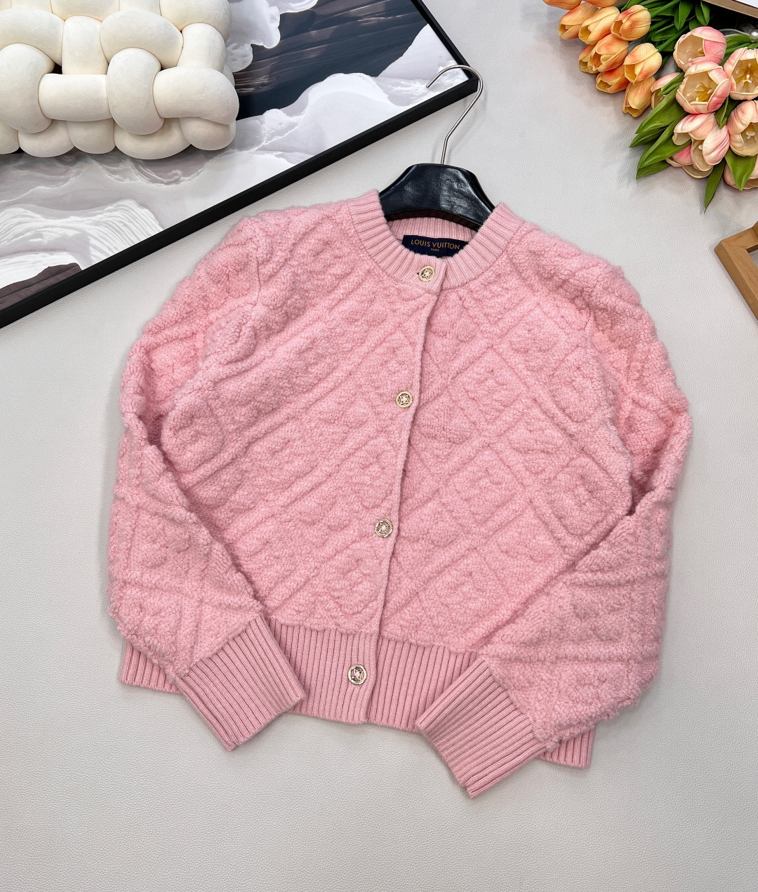 🆕Louis Vuitton新款老花提花针织开衫，定制YB羊绒羊毛纱线织造，提花工艺处理，呈现立体凹凸造