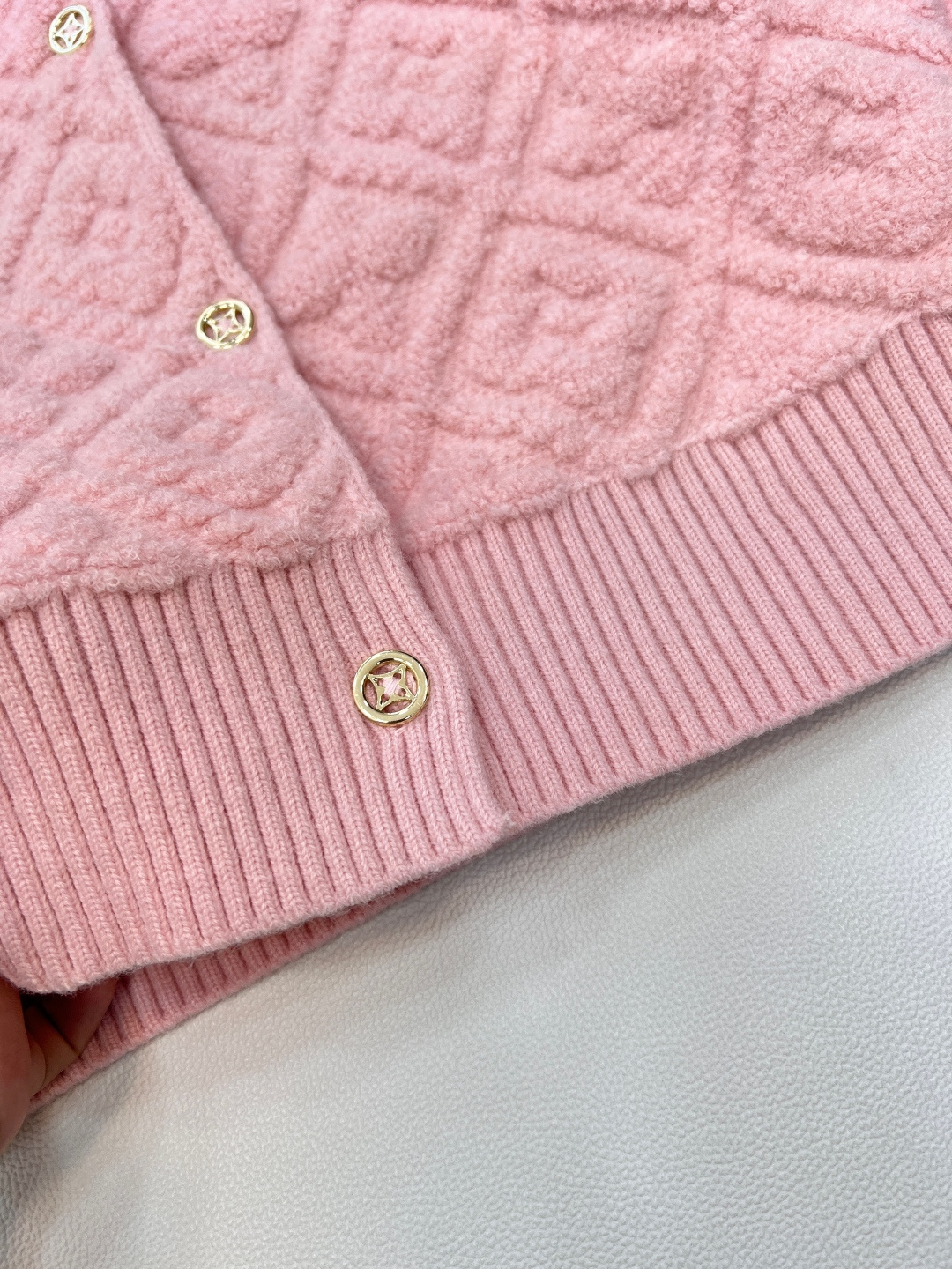 🆕Louis Vuitton新款老花提花针织开衫，定制YB羊绒羊毛纱线织造，提花工艺处理，呈现立体凹凸造