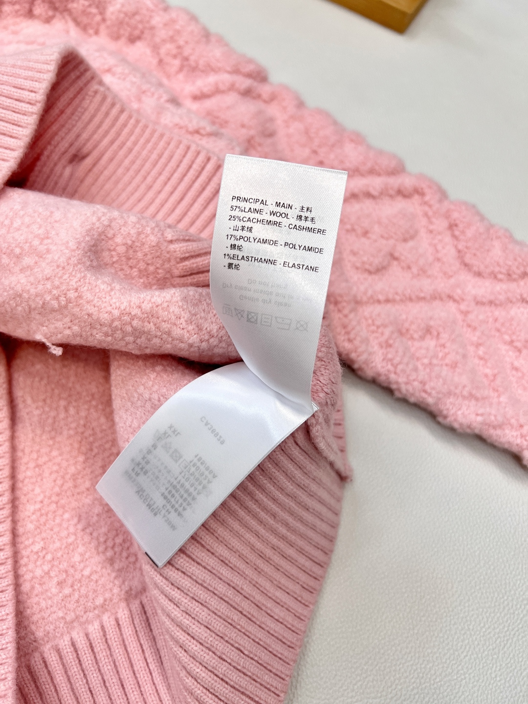 🆕Louis Vuitton新款老花提花针织开衫，定制YB羊绒羊毛纱线织造，提花工艺处理，呈现立体凹凸造