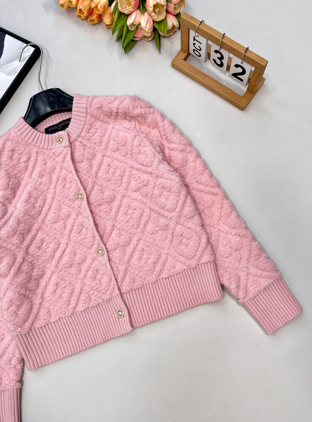 🆕Louis Vuitton新款老花提花针织开衫，定制YB羊绒羊毛纱线织造，提花工艺处理，呈现立体凹凸造