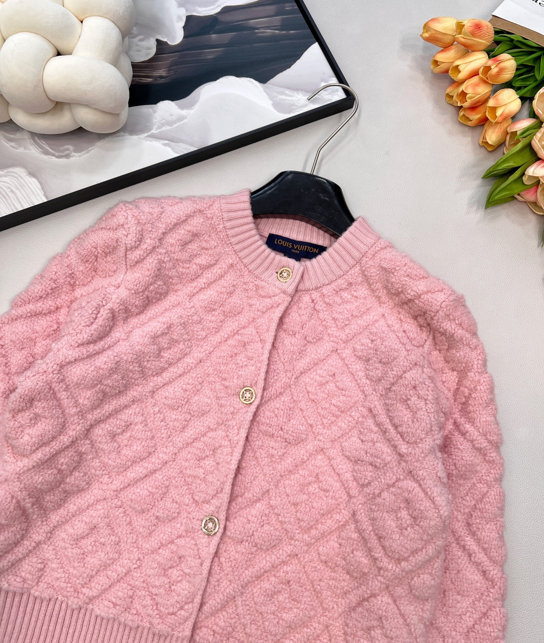 🆕Louis Vuitton新款老花提花针织开衫，定制YB羊绒羊毛纱线织造，提花工艺处理，呈现立体凹凸造