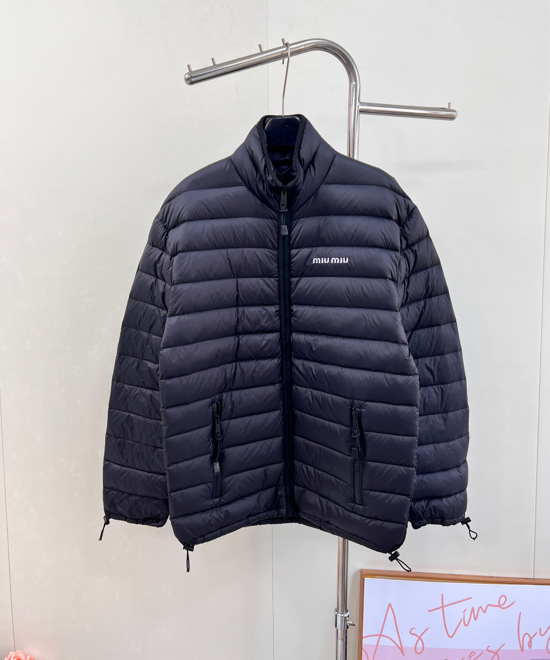 NO:562056,Comes with dust bag Miumiu 2025 new stand-up collar letter embroidered zipper down jacket, customized YB imported waterproof and environmentally friendly recycled nylon material, its craftsmanship is restored, upgraded materials, white goose down filling lining, the whole piece is light and warm, zipper placket small stand-up collar design, classic  The classic rectangular strip embossed treatment allows for versatile wear styles. The iconic and obvious logo embellishment on the chest highlights a low-key sense of luxury. The large-capacity zipper pocket design is practical to keep out the cold. The contrasting color edging and exquisite details can successfully get rid of dullness, integrating warmth and fashion. Customized surface accessories  Look for the correct version. Down filling standard: national standard 90 down. Down filling: white goose down. Three standards are complete. Two colors are available. Size SML code, miumiu, down jacket, alexander wang19860909配防尘袋Miumiu2025新款立领字母刺绣拉链羽绒服,定制YB进口防水环保再生尼龙材质,其工艺还原,升级材质,白鹅绒填充内里,整件轻盈保暖,拉链开襟小立领设计,经典长方条形压纹处理,穿搭造型多变,胸前标志性明显徽标点缀,彰显低调高级感,大容量拉链口袋设计御寒实用,撞色包边精致细节就能成功摆脱沉闷,集保暖与时髦一体.定制面辅料 认准版本 充绒标准:国标90绒 充绒物:白鹅绒 ,三标齐全,两色出 尺码sml 编码,,miumiu,down jacket,alexander wang,Women's clothing