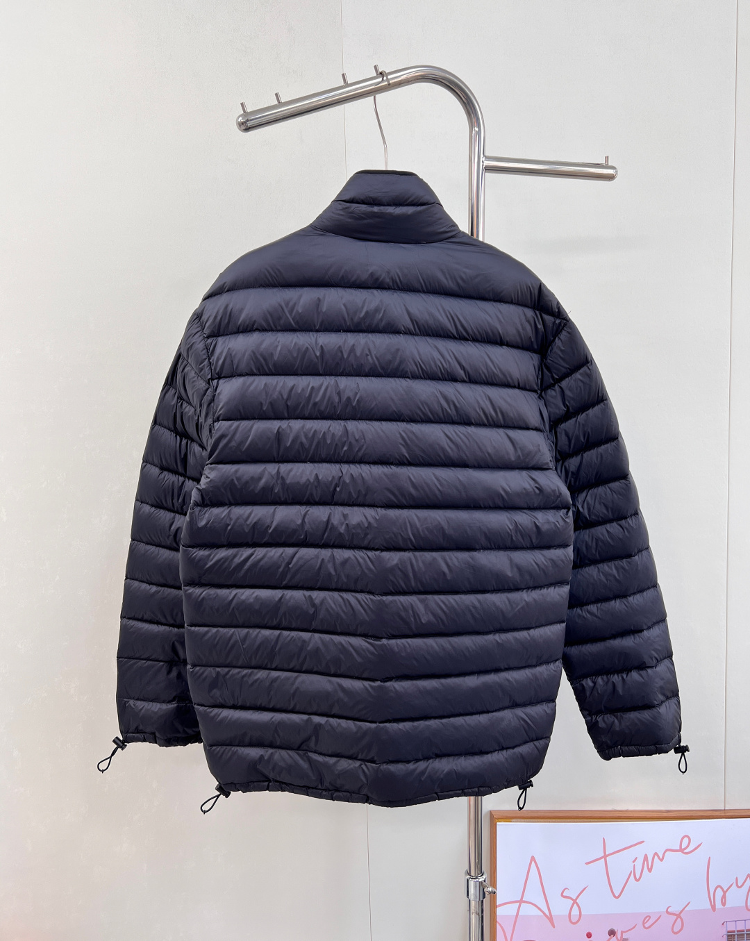 🆕Miumiu2025新款立领字母刺绣拉链羽绒服，定制YB进口防水环保再生尼龙材质，其工艺还原，升级材质