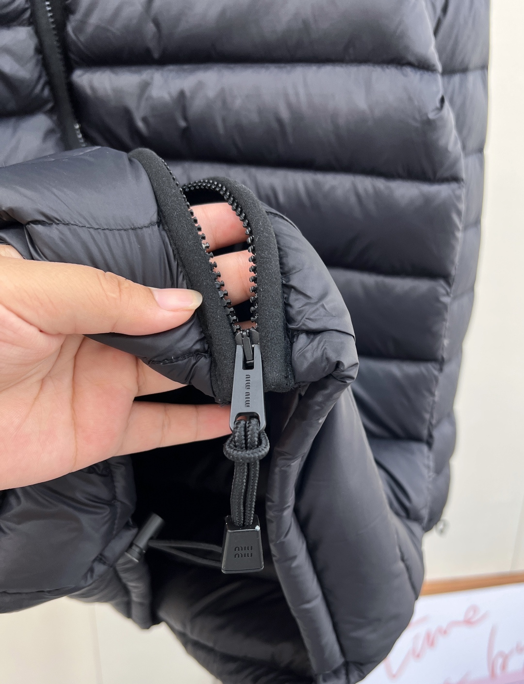 🆕Miumiu2025新款立领字母刺绣拉链羽绒服，定制YB进口防水环保再生尼龙材质，其工艺还原，升级材质