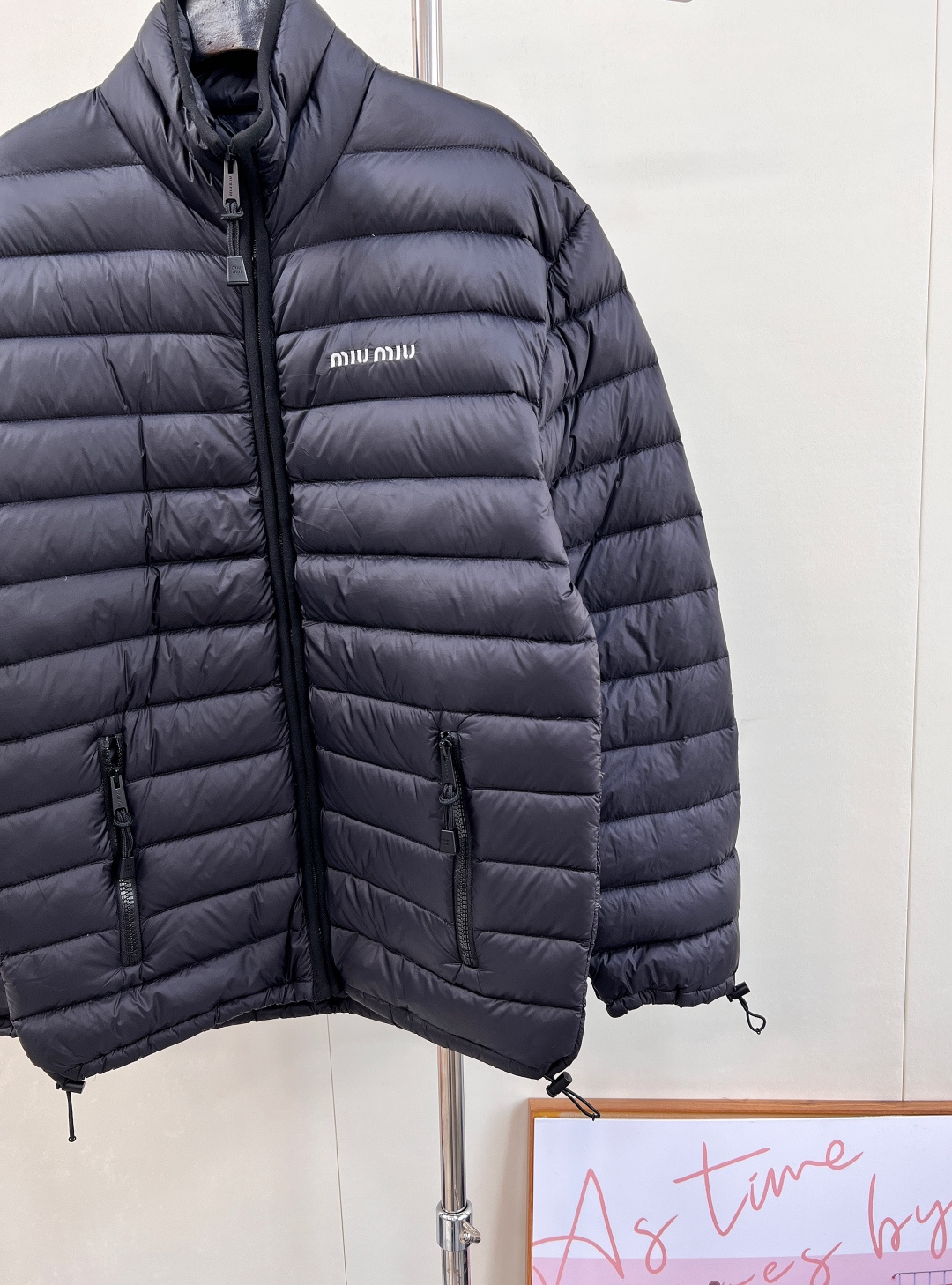 🆕Miumiu2025新款立领字母刺绣拉链羽绒服，定制YB进口防水环保再生尼龙材质，其工艺还原，升级材质