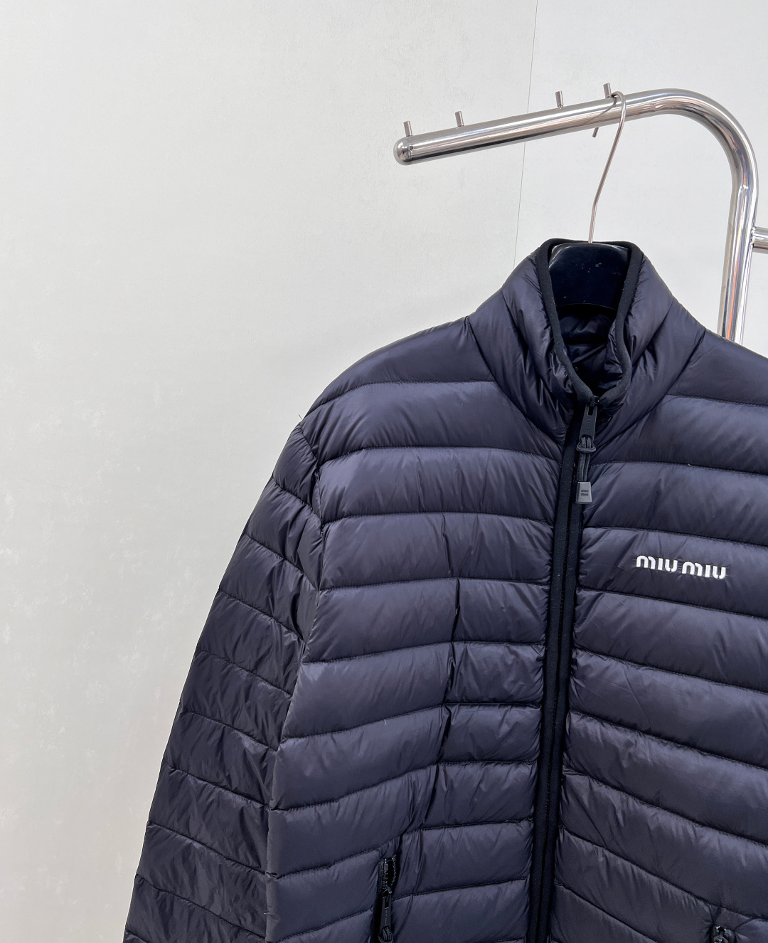 🆕Miumiu2025新款立领字母刺绣拉链羽绒服，定制YB进口防水环保再生尼龙材质，其工艺还原，升级材质