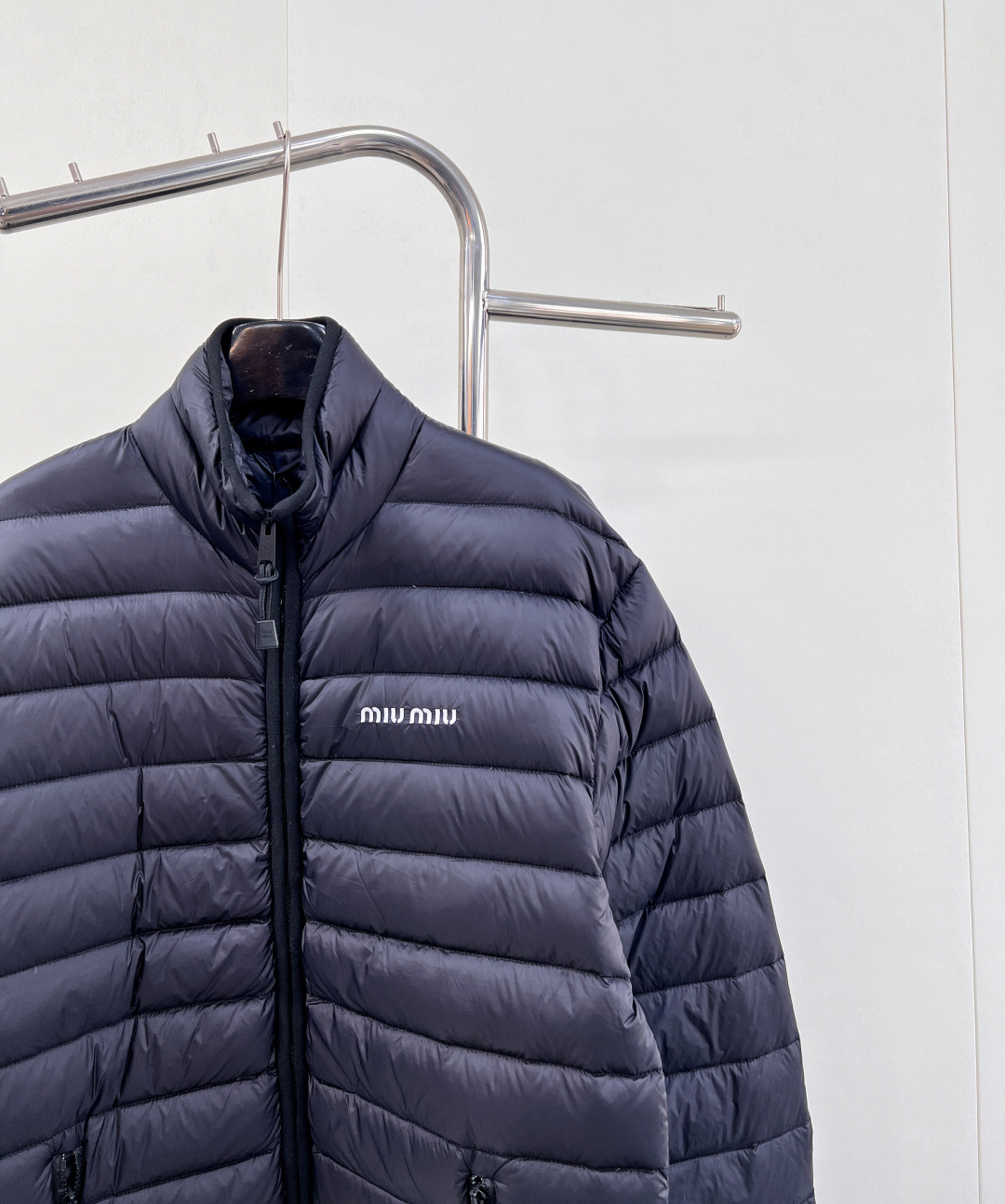 🆕Miumiu2025新款立领字母刺绣拉链羽绒服，定制YB进口防水环保再生尼龙材质，其工艺还原，升级材质