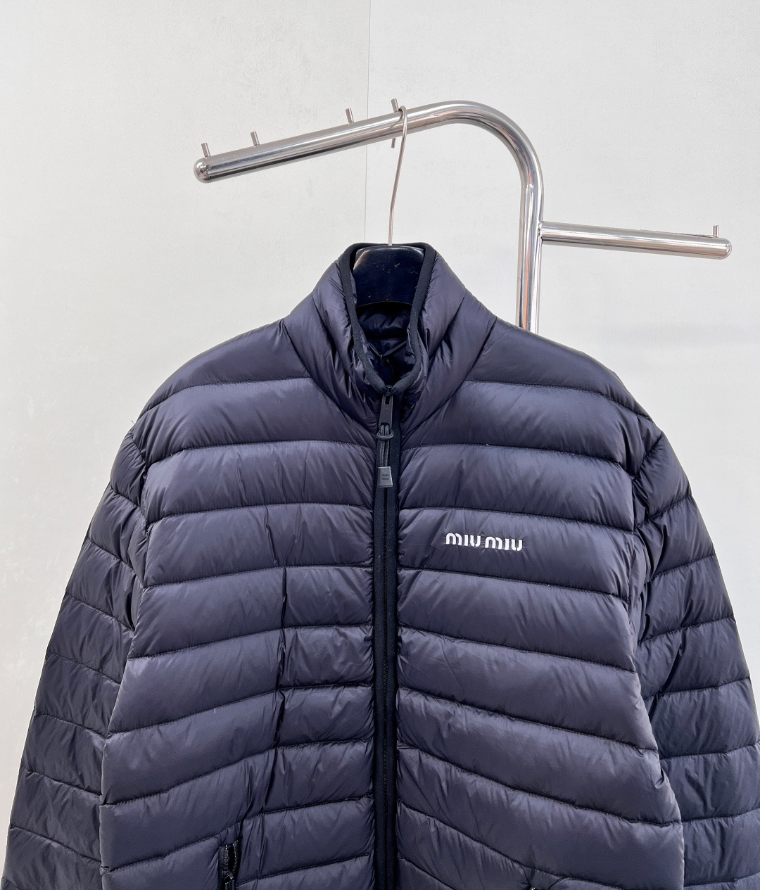 🆕Miumiu2025新款立领字母刺绣拉链羽绒服，定制YB进口防水环保再生尼龙材质，其工艺还原，升级材质