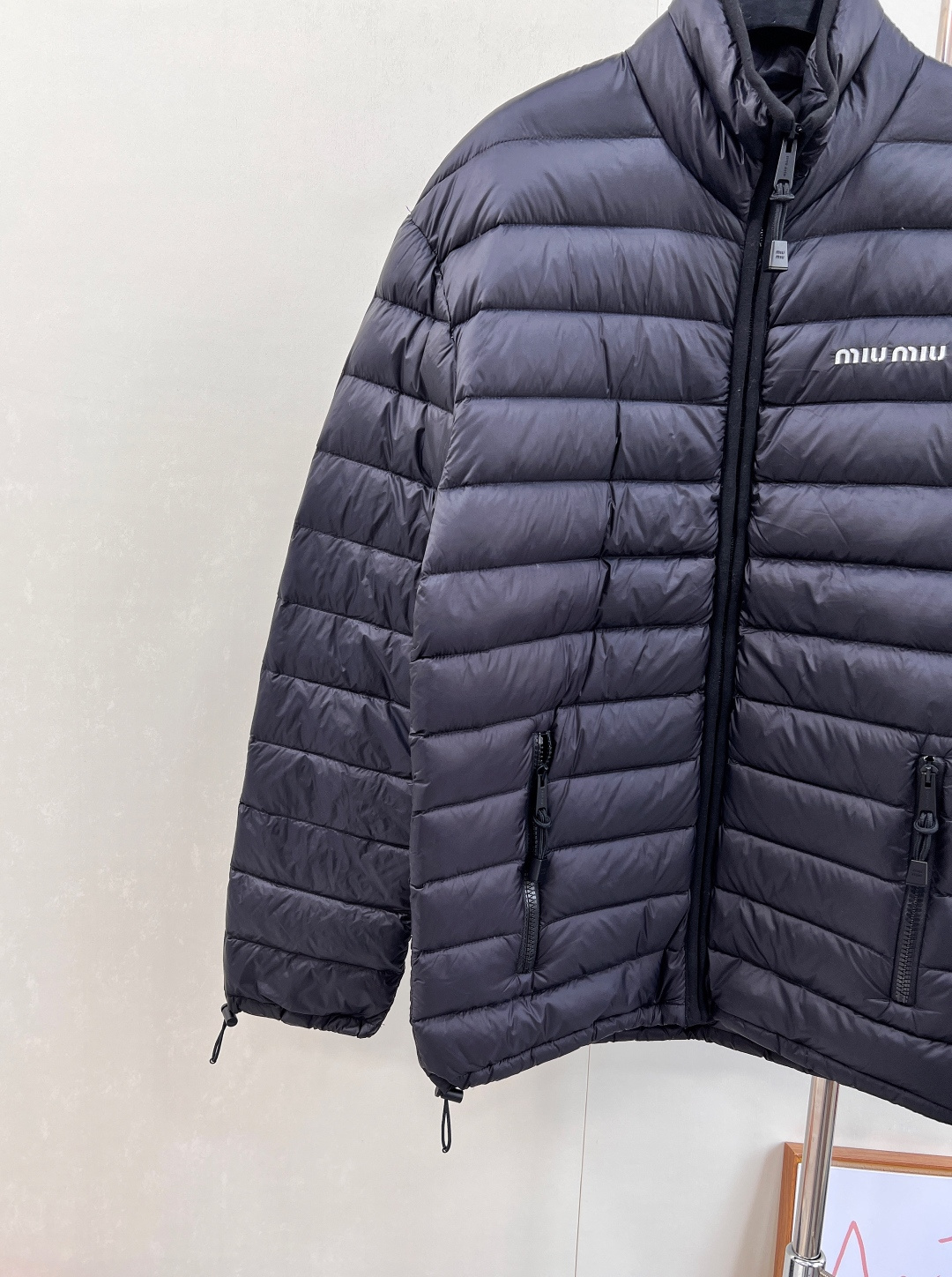 🆕Miumiu2025新款立领字母刺绣拉链羽绒服，定制YB进口防水环保再生尼龙材质，其工艺还原，升级材质