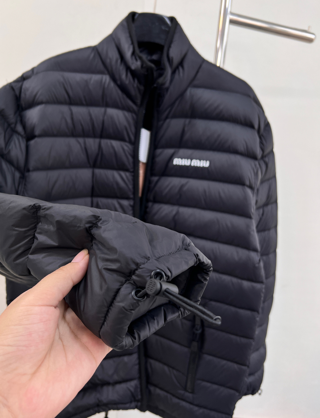 🆕Miumiu2025新款立领字母刺绣拉链羽绒服，定制YB进口防水环保再生尼龙材质，其工艺还原，升级材质