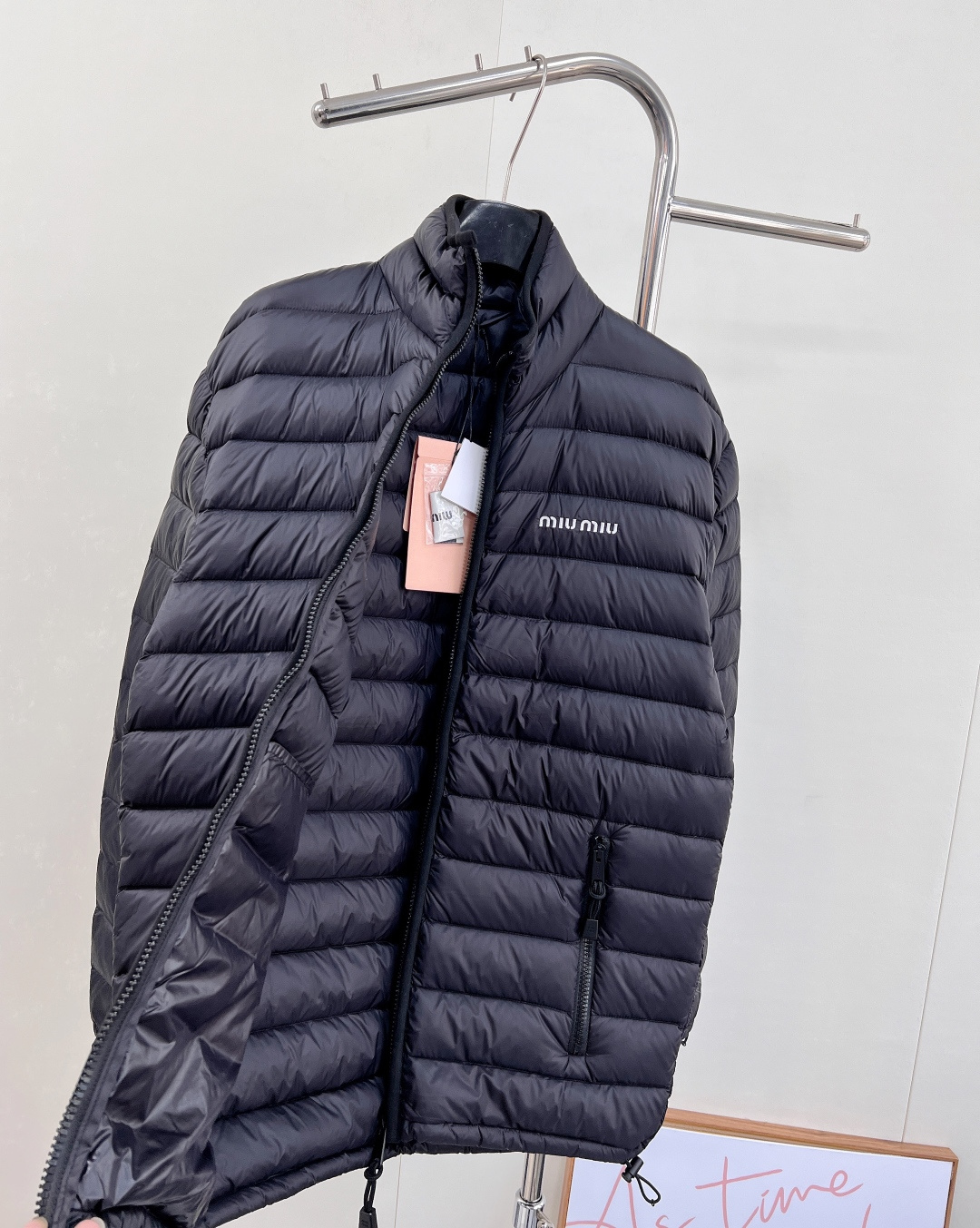 🆕Miumiu2025新款立领字母刺绣拉链羽绒服，定制YB进口防水环保再生尼龙材质，其工艺还原，升级材质