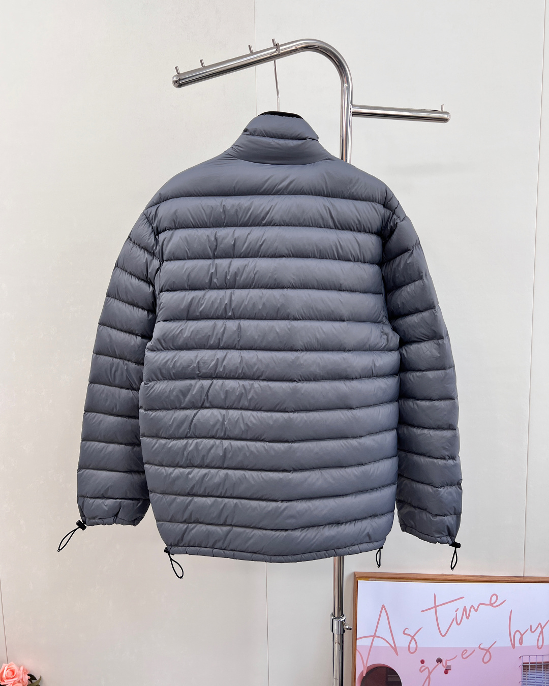 🆕Miumiu2025新款立领字母刺绣拉链羽绒服，定制YB进口防水环保再生尼龙材质，其工艺还原，升级材质